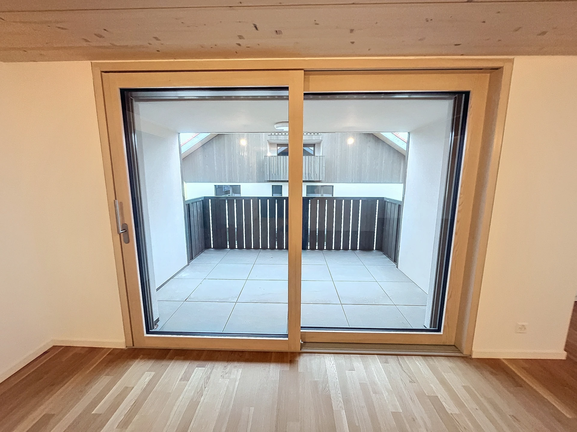 Schlafzimmer mit Balkonblick