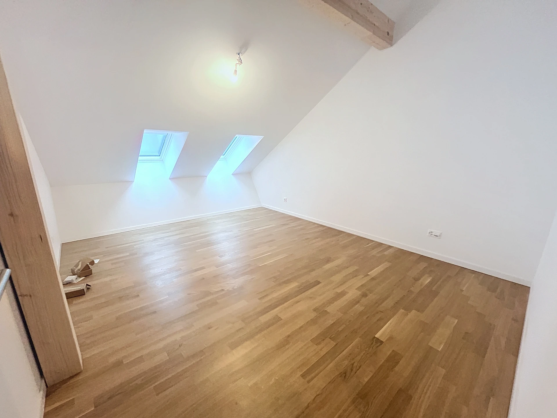 Leerer Dachraum mit Dachfenstern