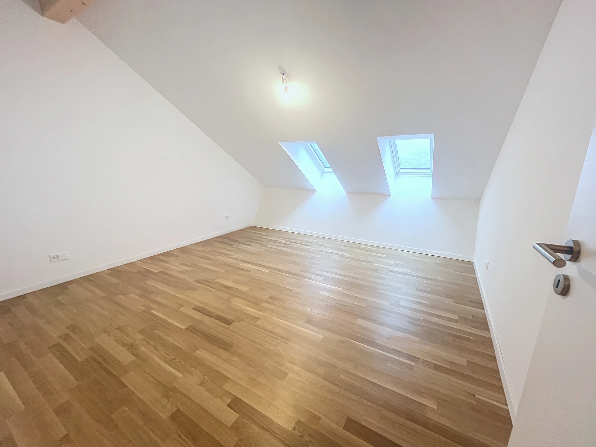 Helles Dachzimmer mit Velux-Fenstern