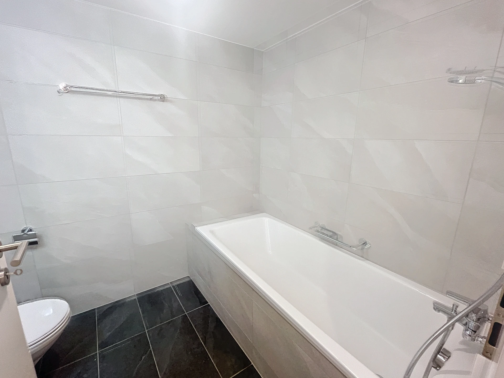 Modernes Badezimmer mit Badewanne und WC