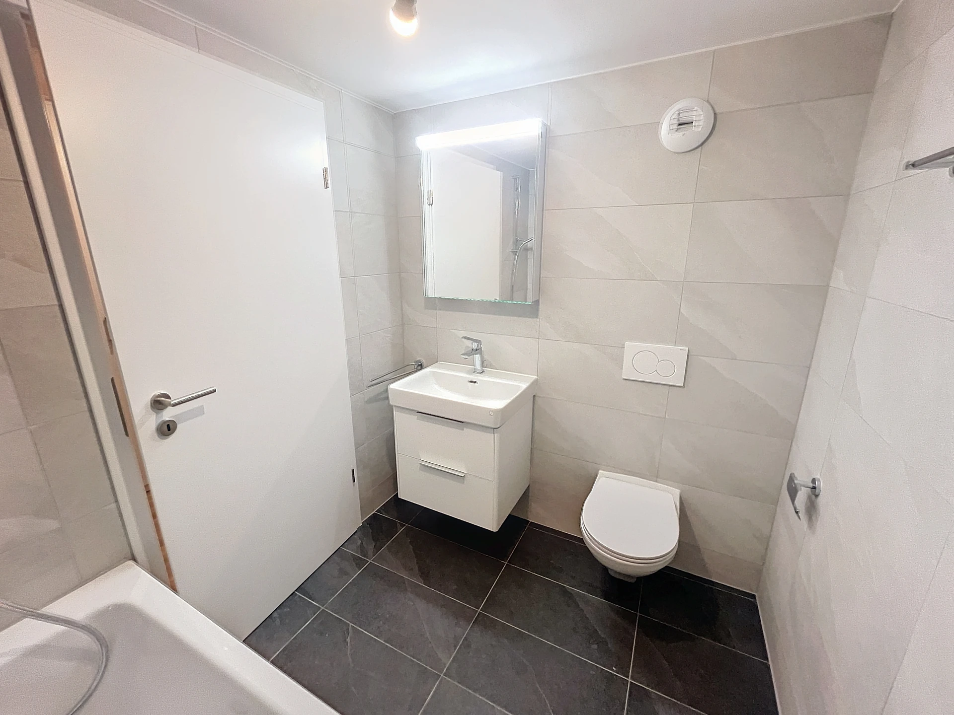 Modernes Gäste-WC mit Dusche