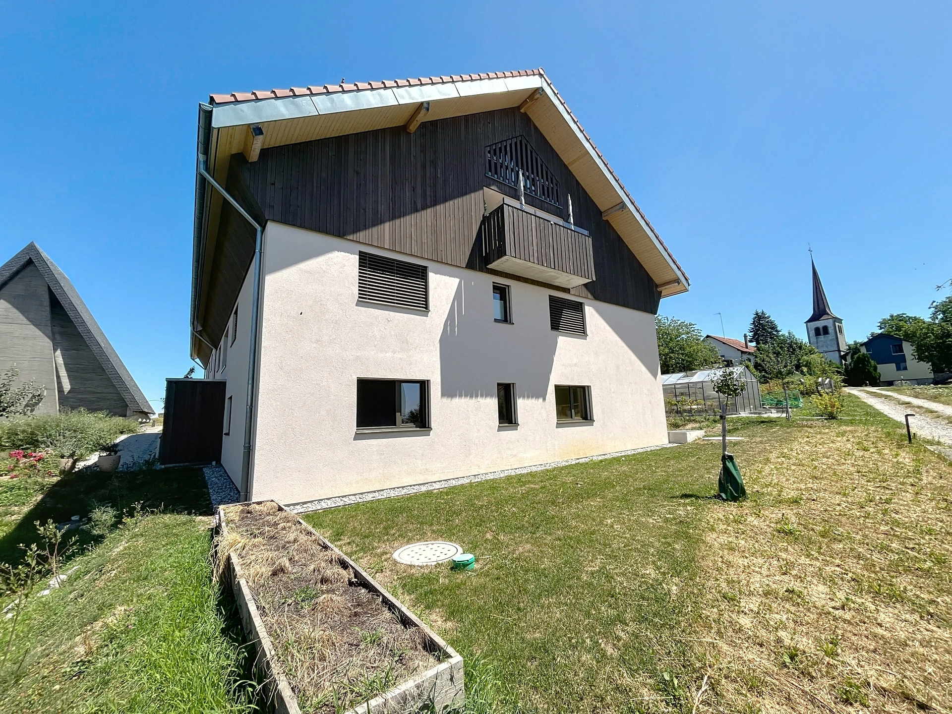 Außenansicht eines Einfamilienhauses mit Garten