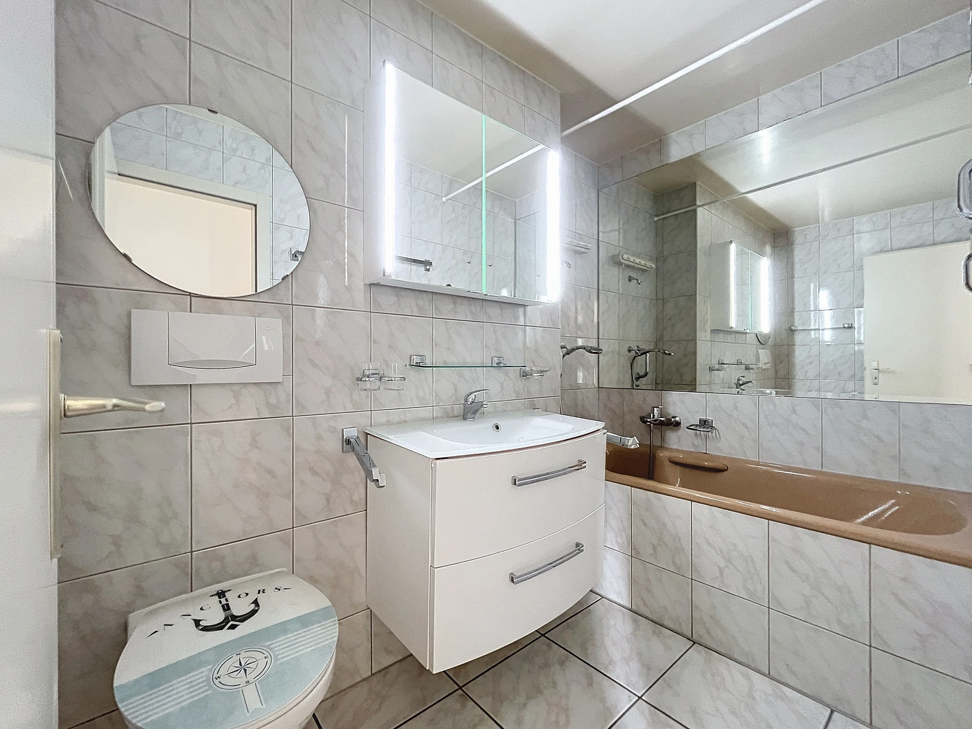 Modernes Badezimmer mit Wannenlösung und Spiegelschrank