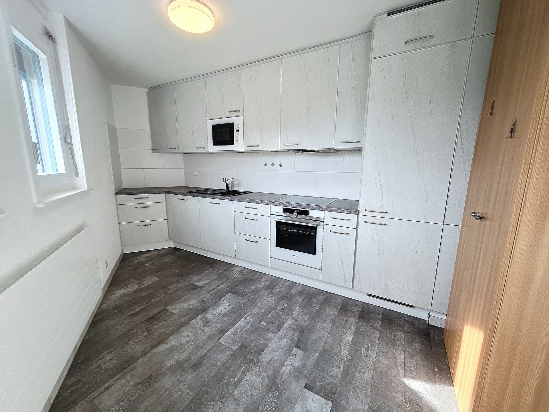 Moderne Einbauküche in hellem Raum