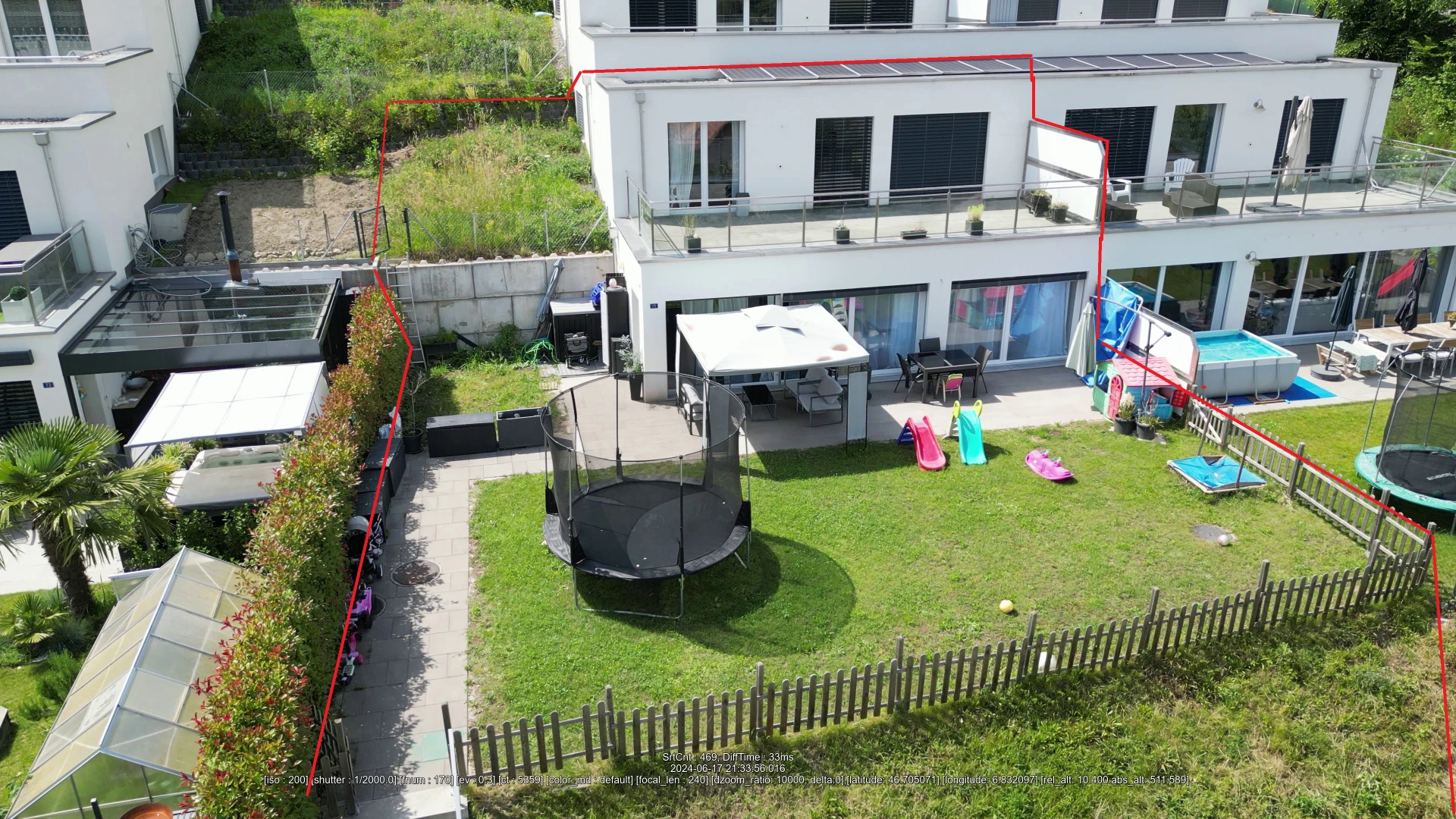 Drohnenansicht eines modernen Wohnkomplexes mit Garten und Terrasse