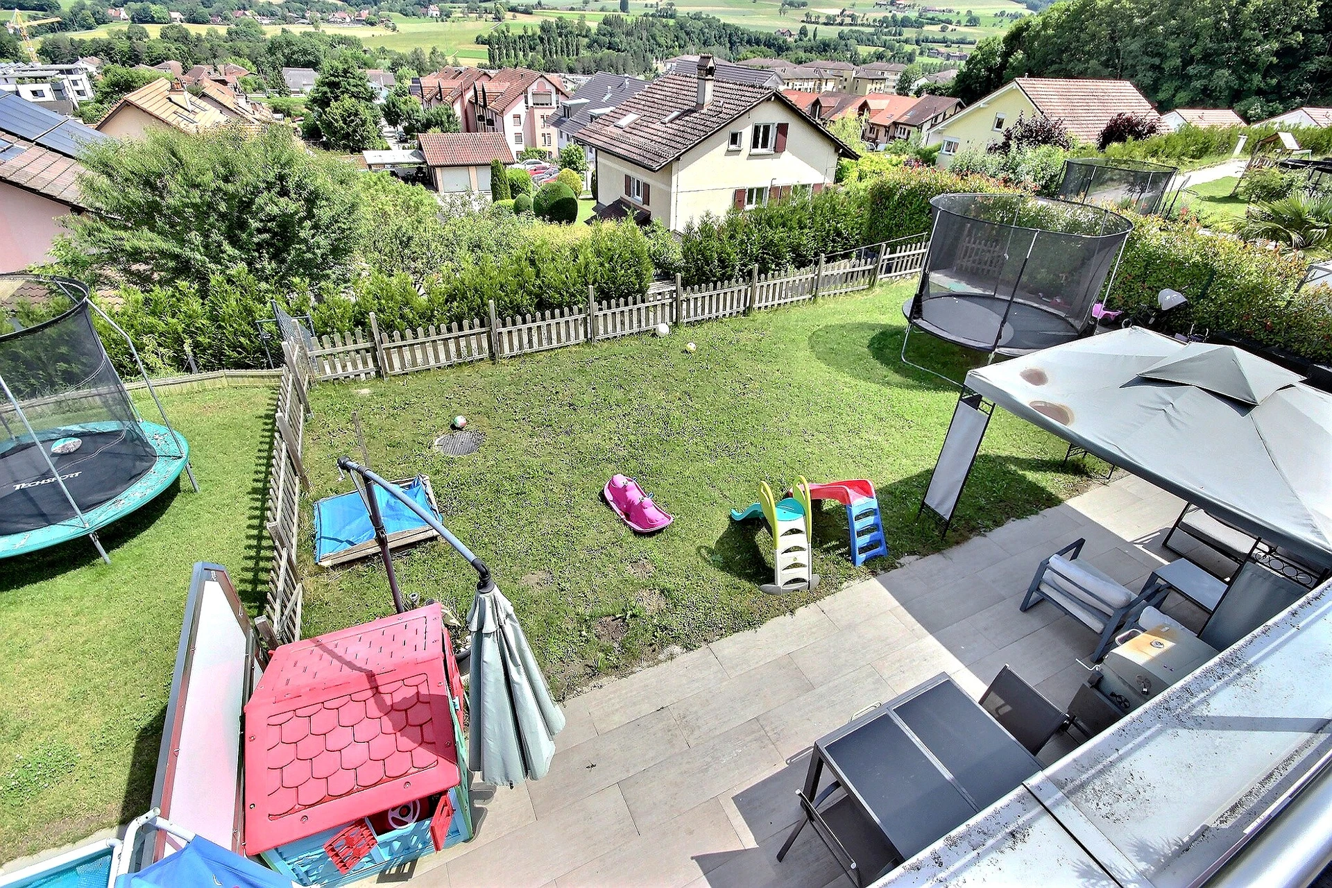 Großer Garten mit Terrasse und Spielgeräten