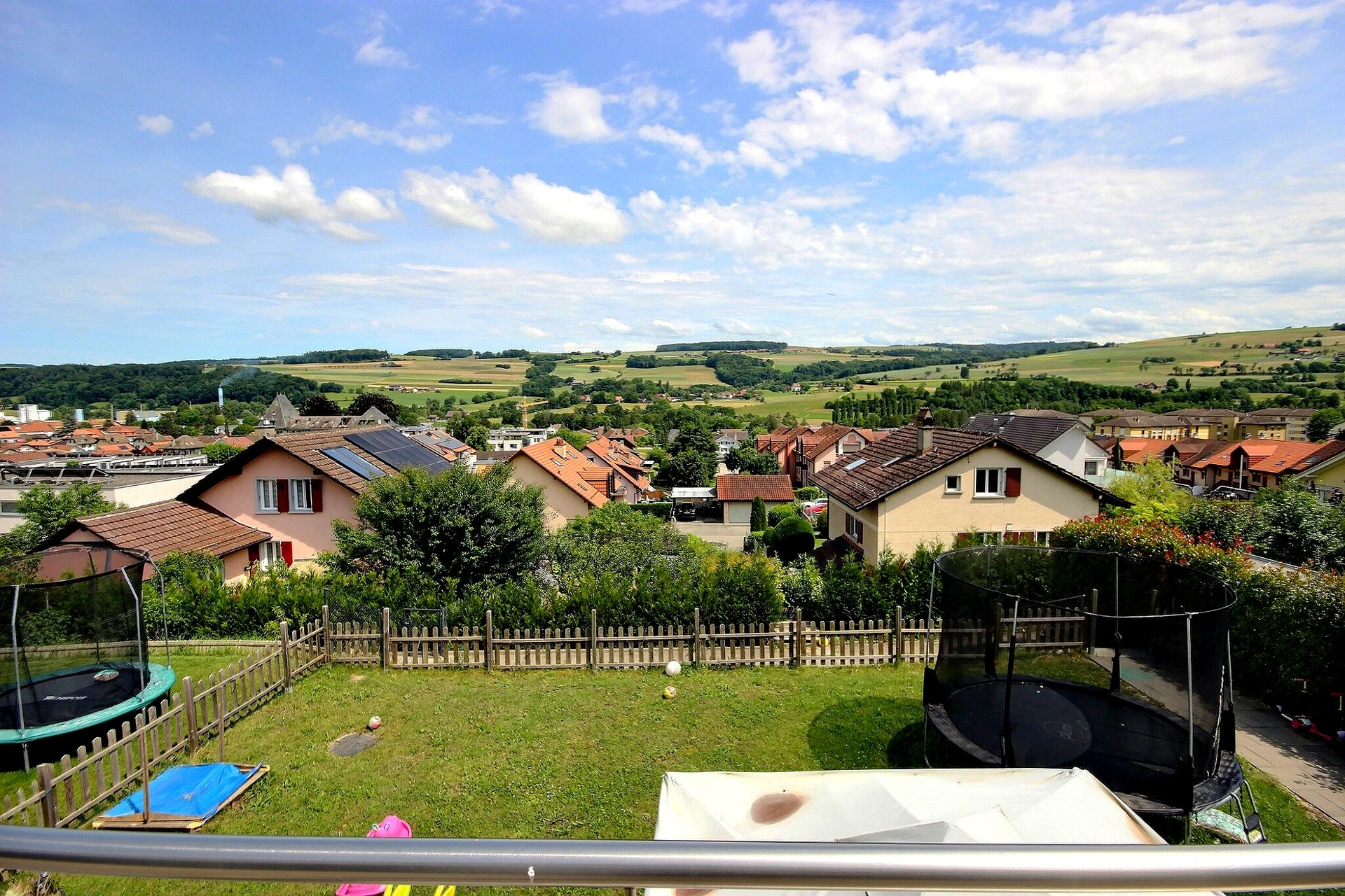 Gartenblick über Wohngebiet und Landschaft