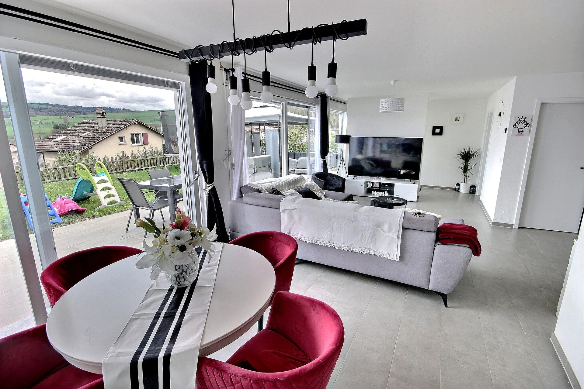 Offener Wohn- und Essbereich mit Gartenblick