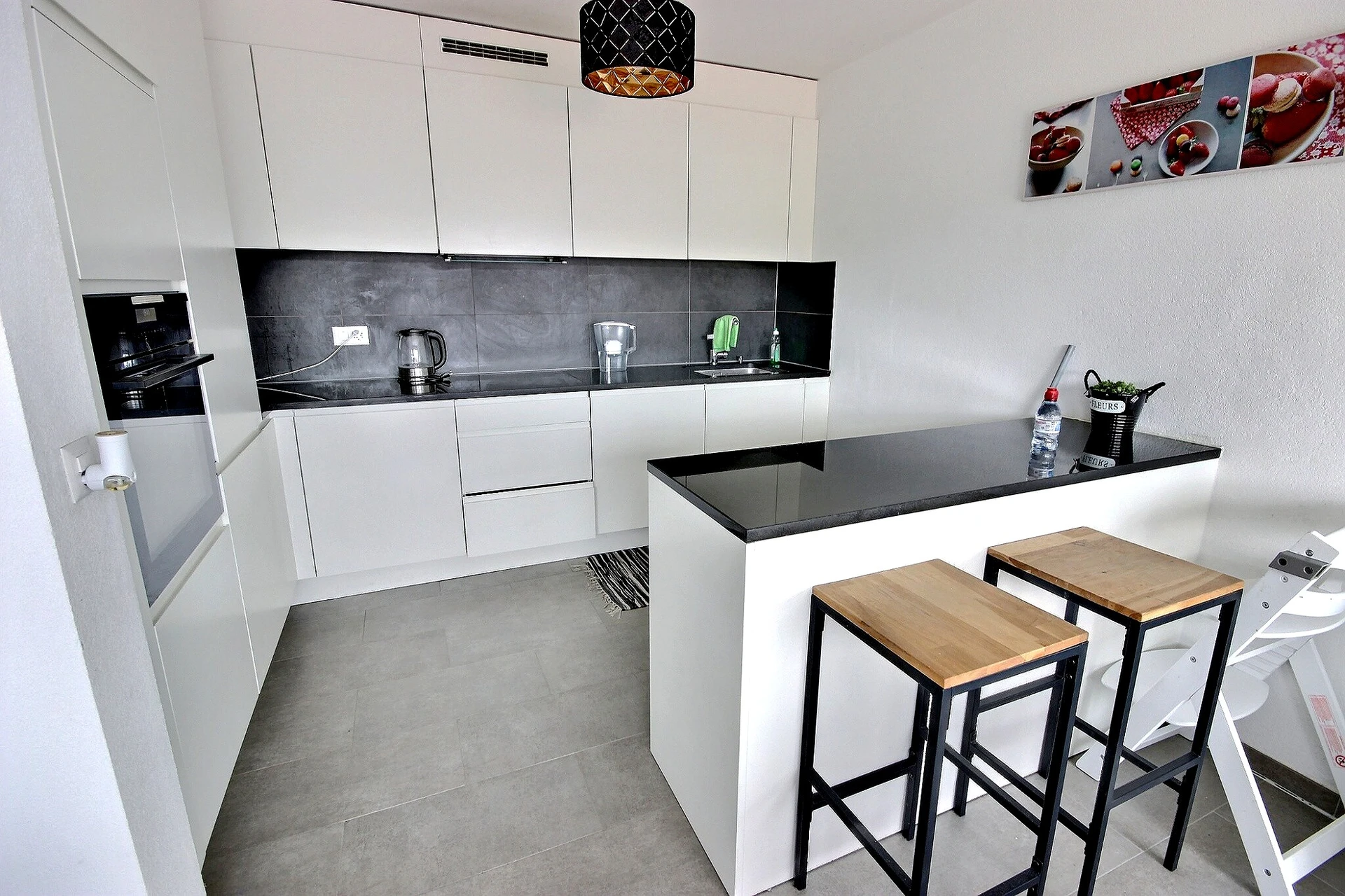 Moderne Einbauküche mit Barbereich