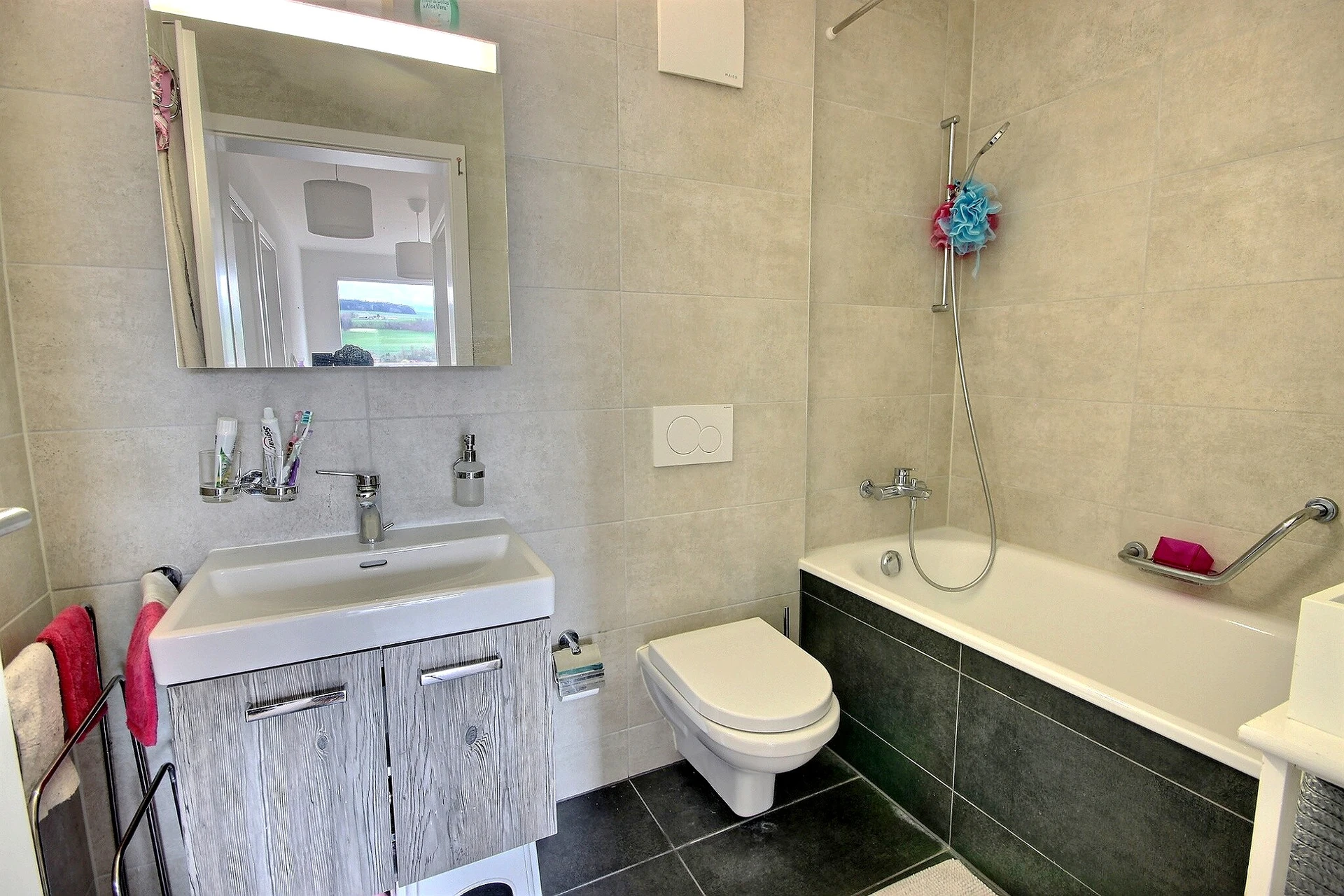 Modernes Badezimmer mit Wanne und Waschtisch