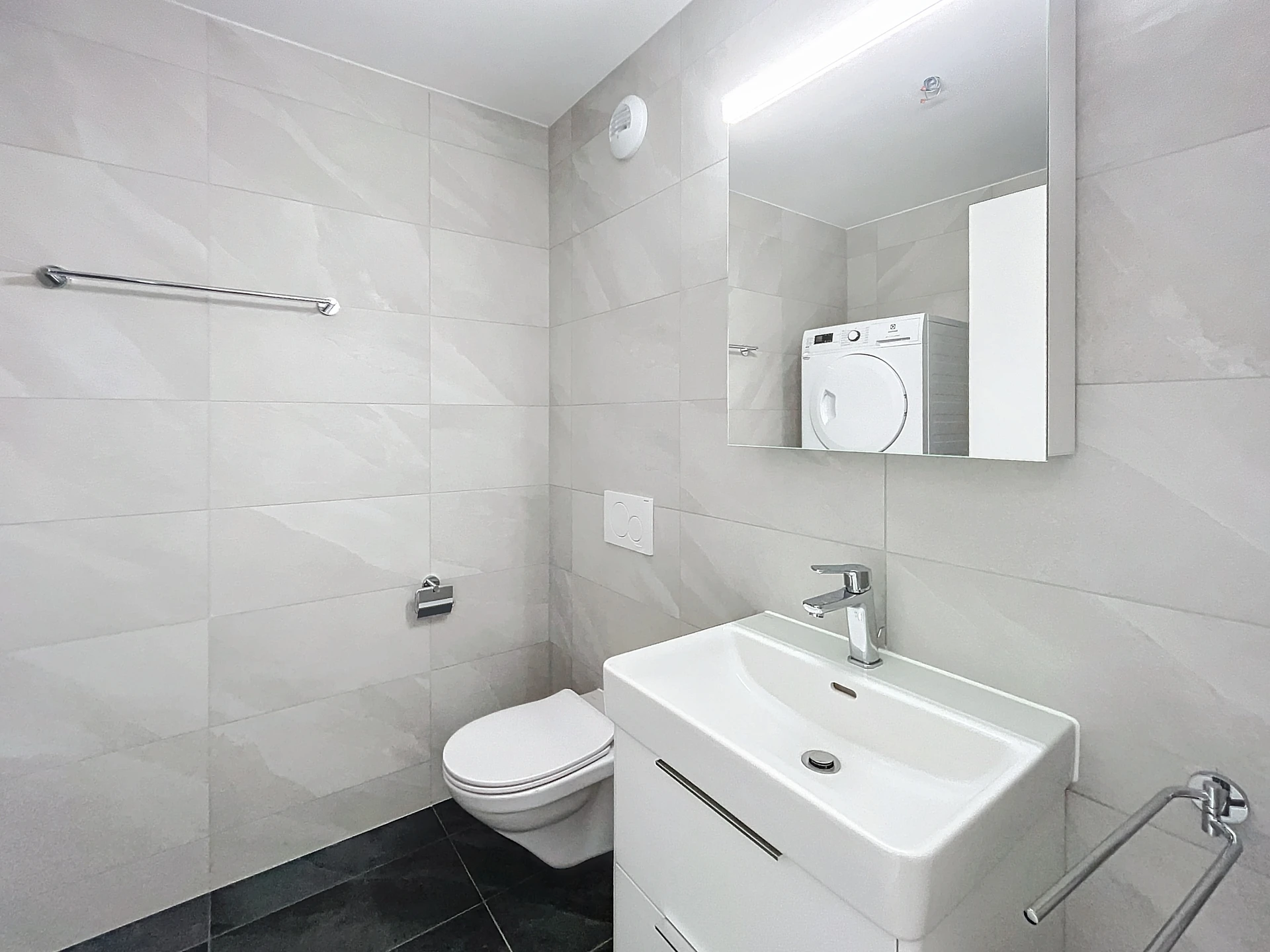 Modernes Gäste-WC mit Waschtisch und WC