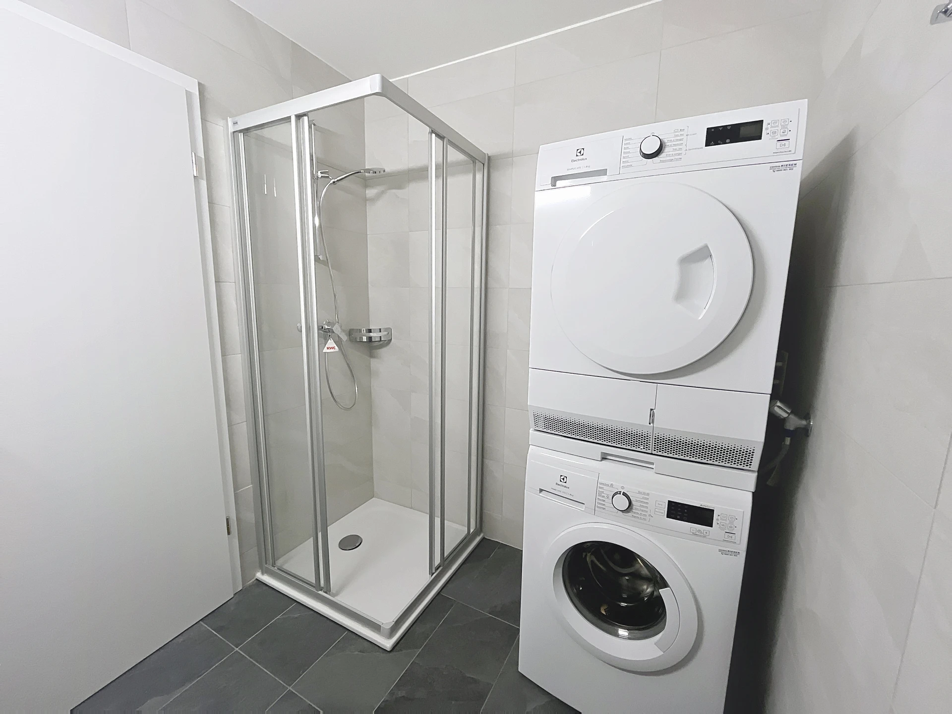 Hauswirtschaftsraum mit Dusche und Waschturm