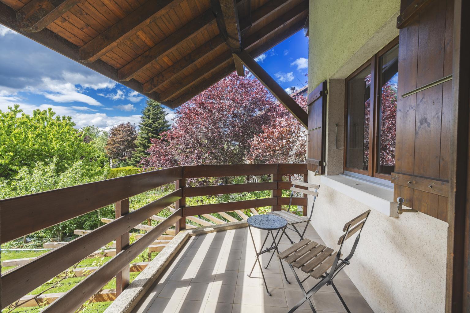 Überdachter Balkon mit Berg-/Gartenblick