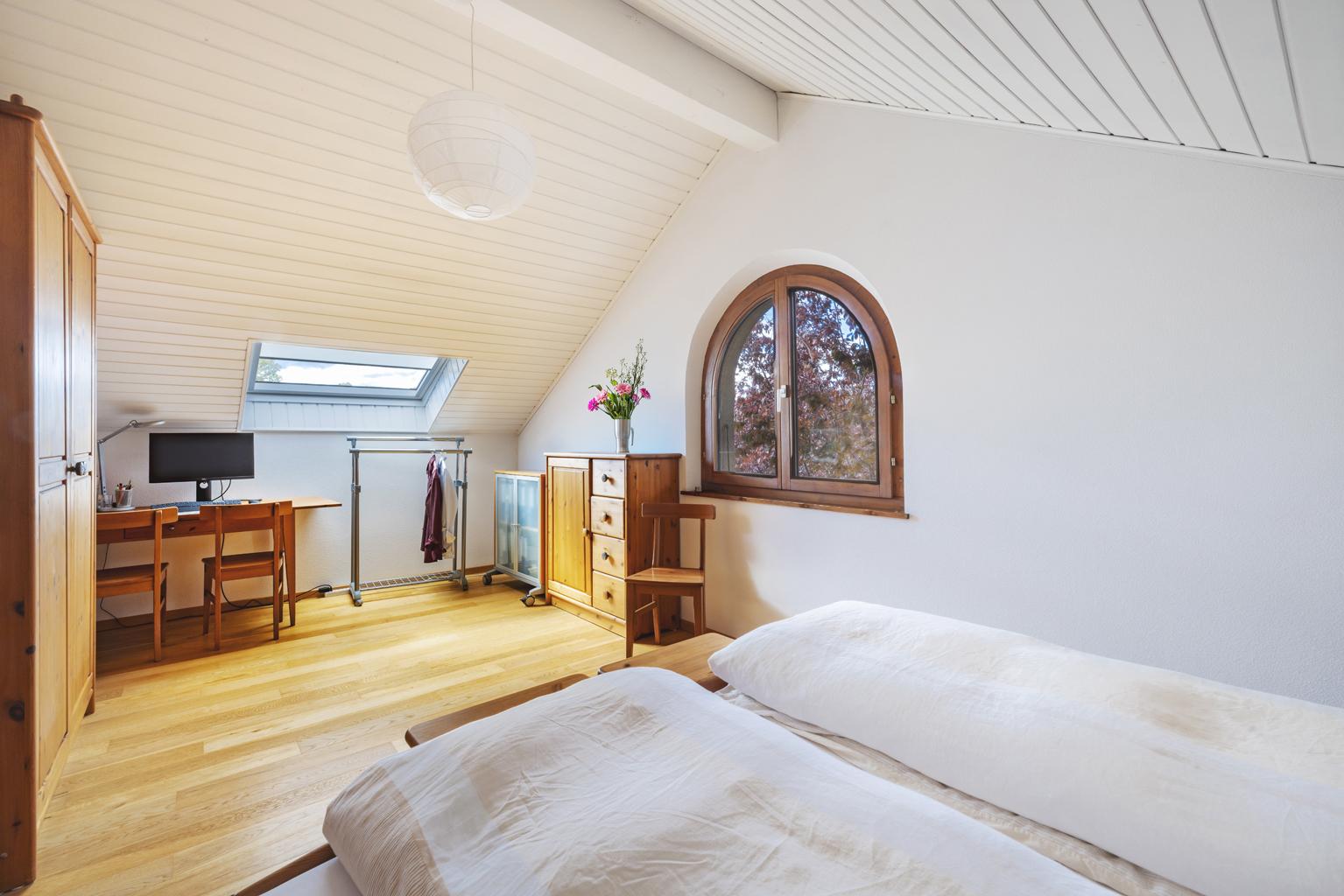 Dachgeschoss-Schlafzimmer mit Arbeitsplatz