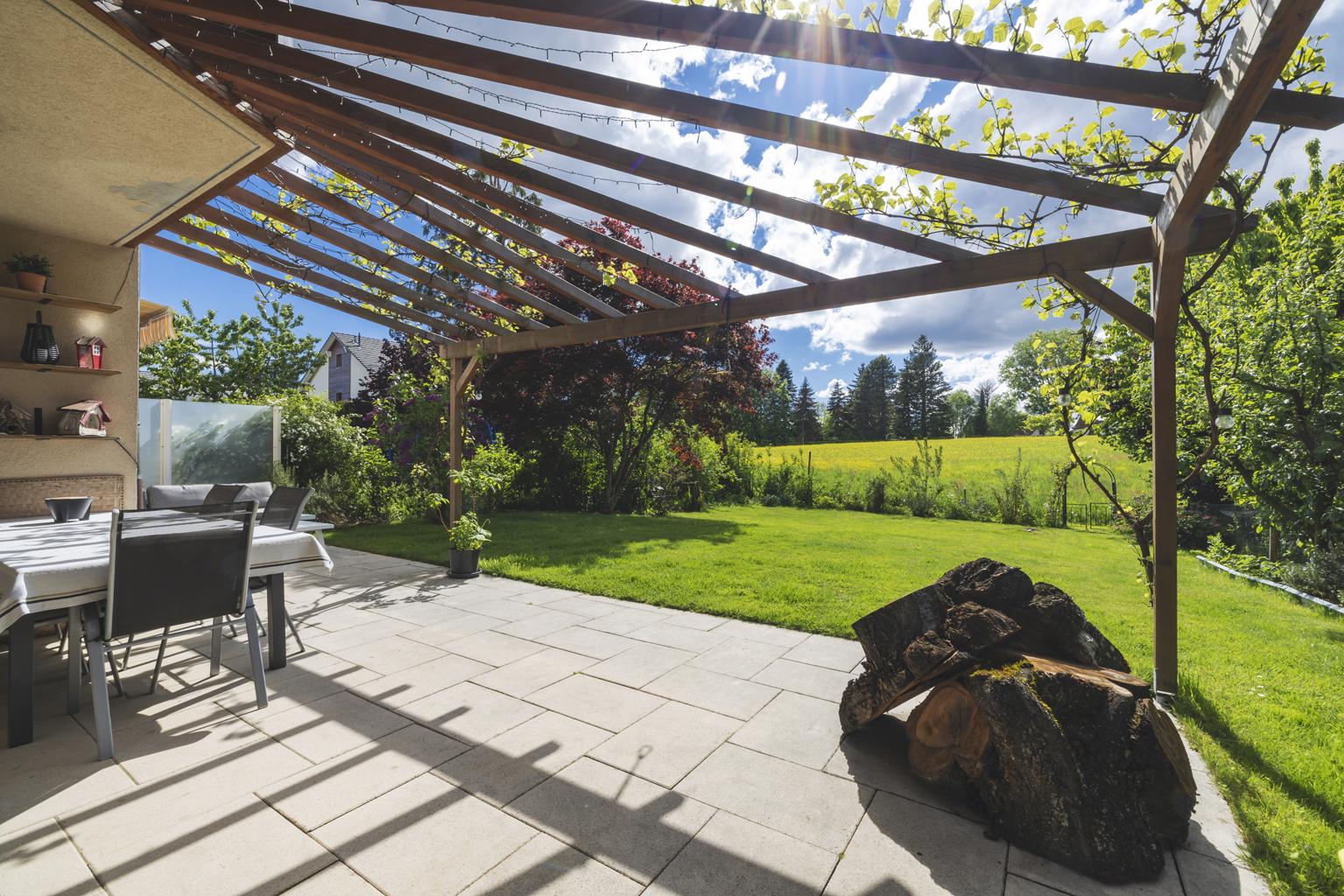 Überdachte Terrasse mit Gartenblick