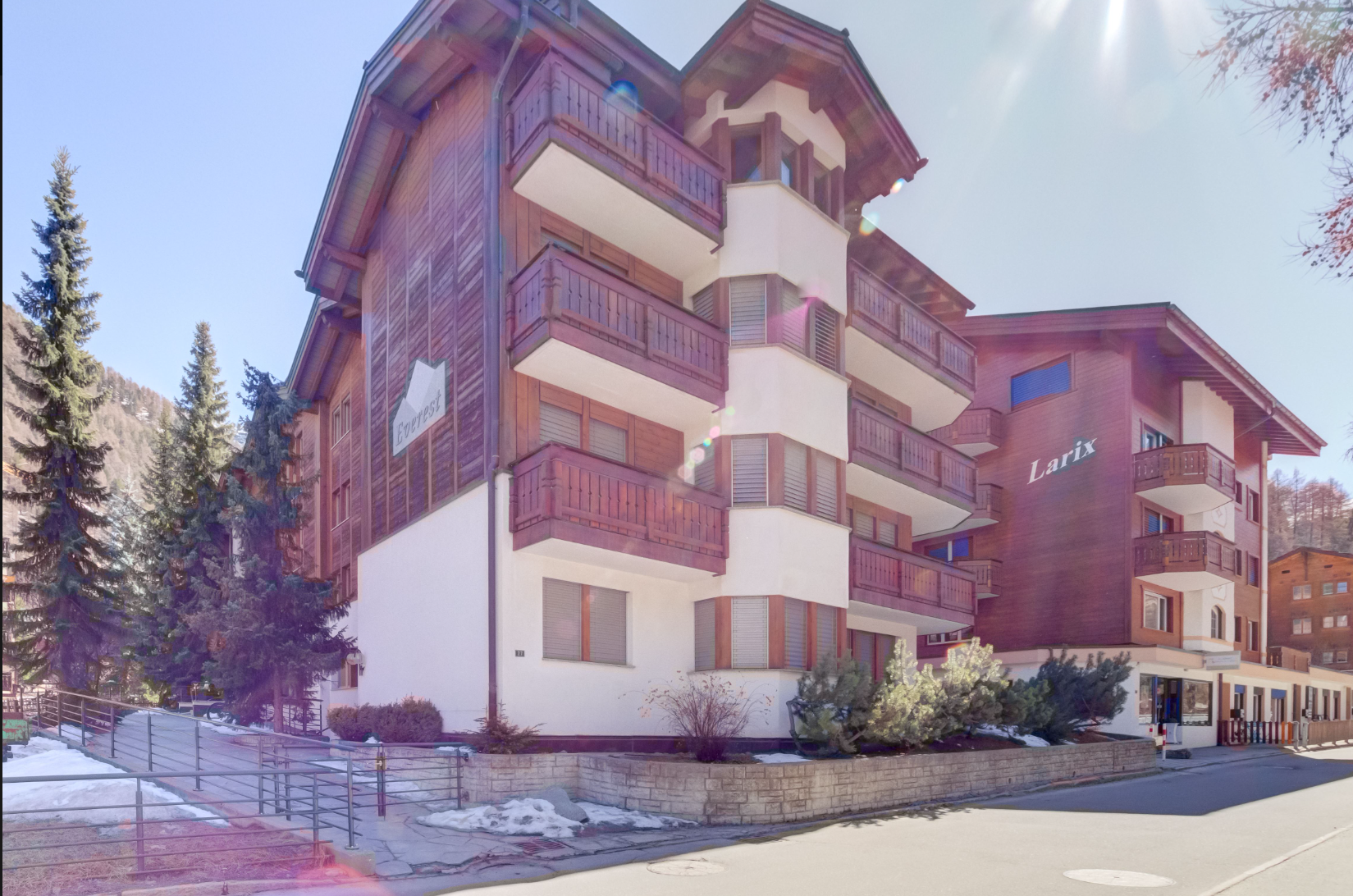 Alpines Mehrfamilienhaus mit Balkonen