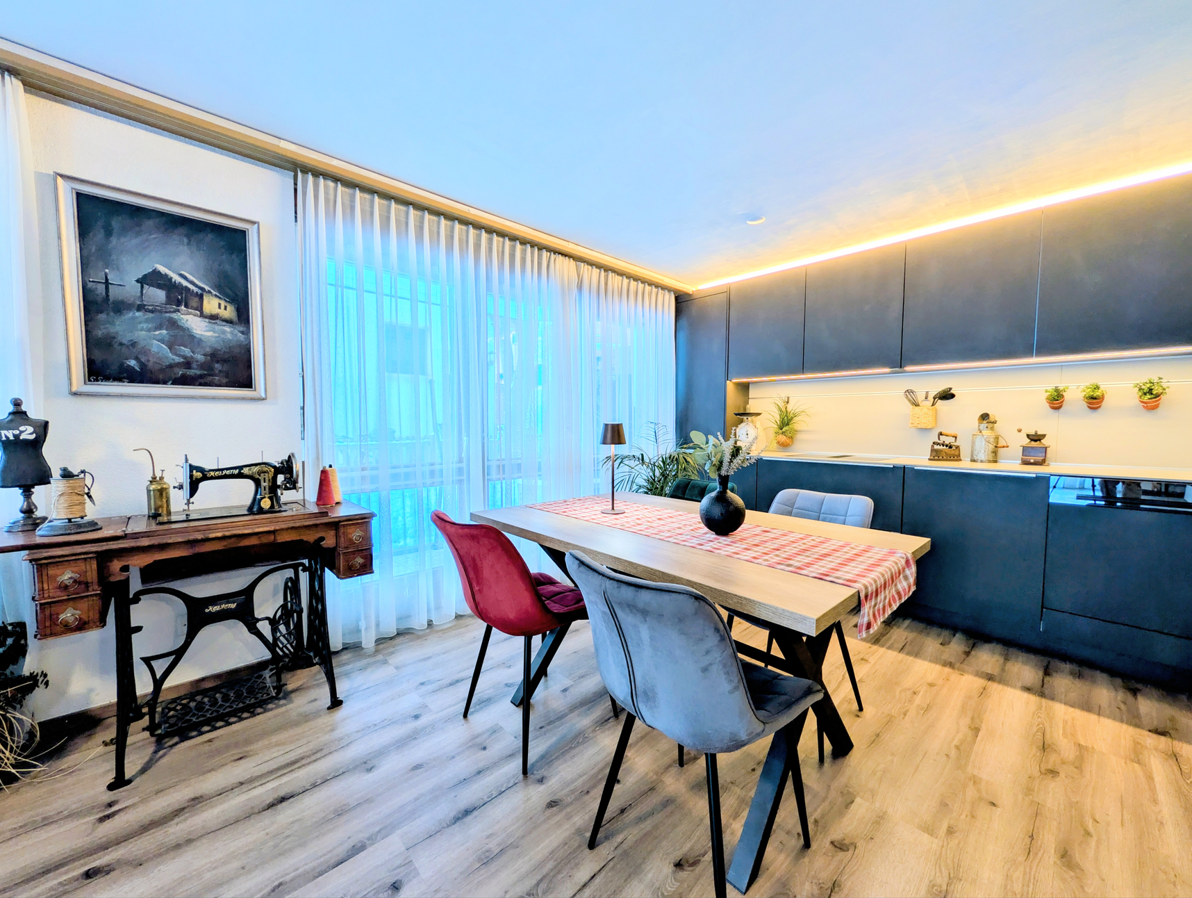 Modernes Esszimmer mit Designküche