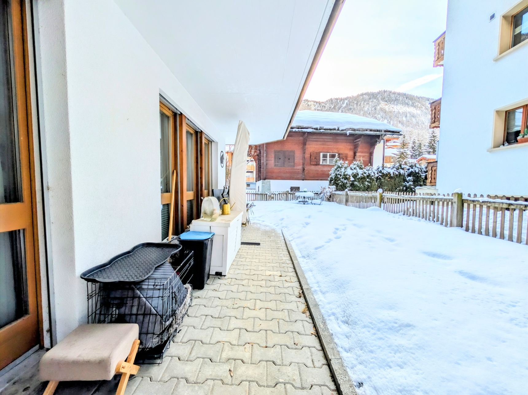 Schneebedeckter Balkon mit Bergblick
