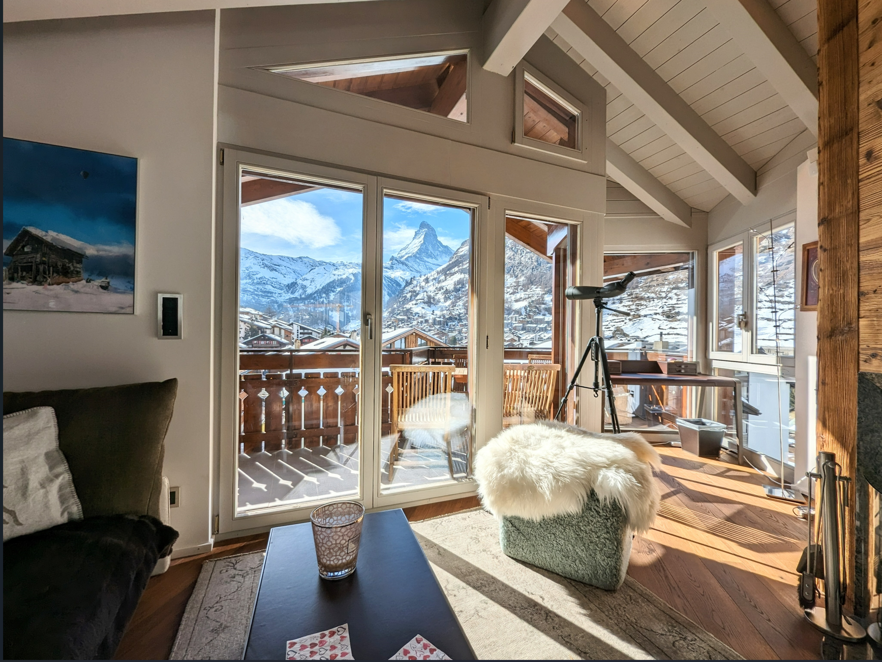 Gemütlicher Wohnraum mit Bergblick