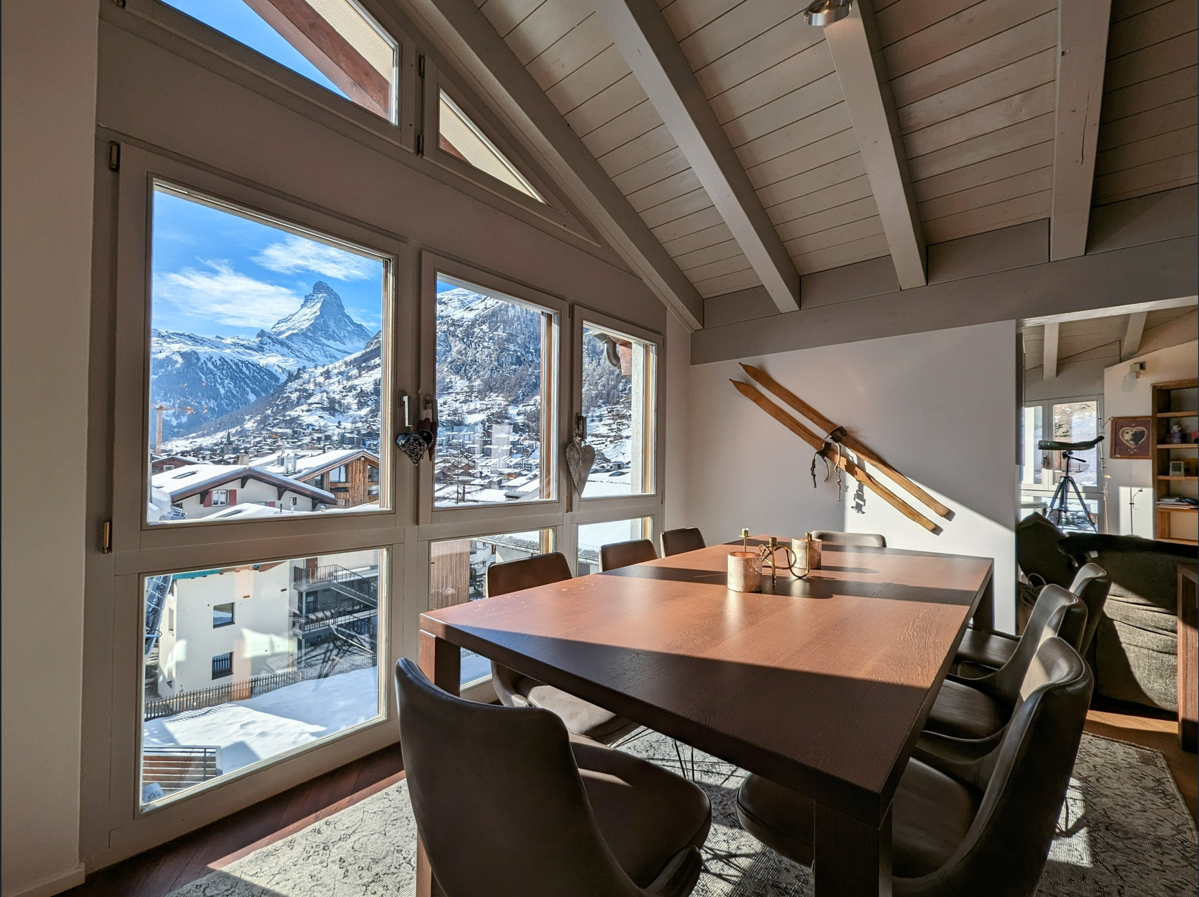 Essbereich mit Bergblick