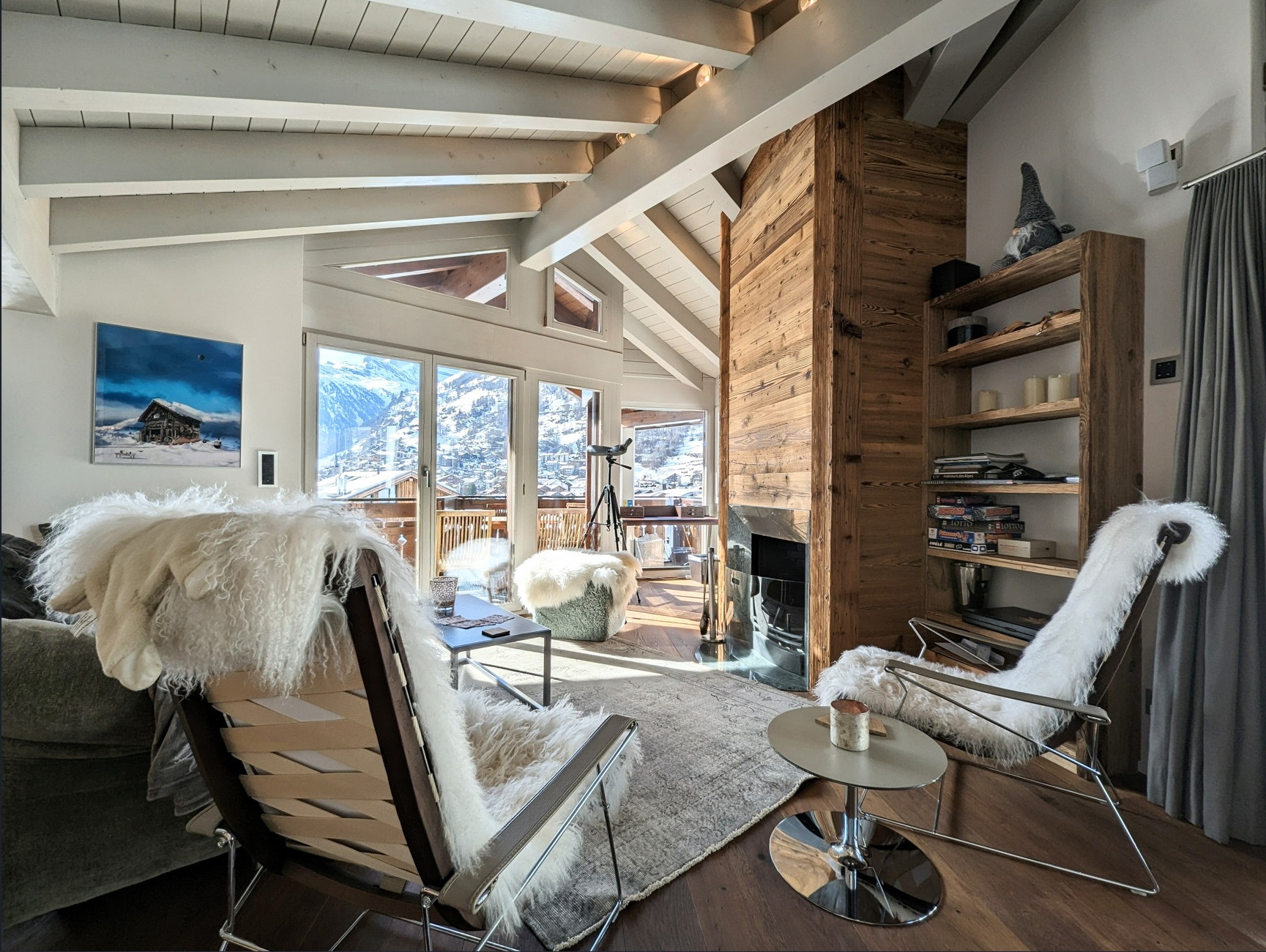 Gemütliches Chalet-Wohnzimmer mit Bergblick