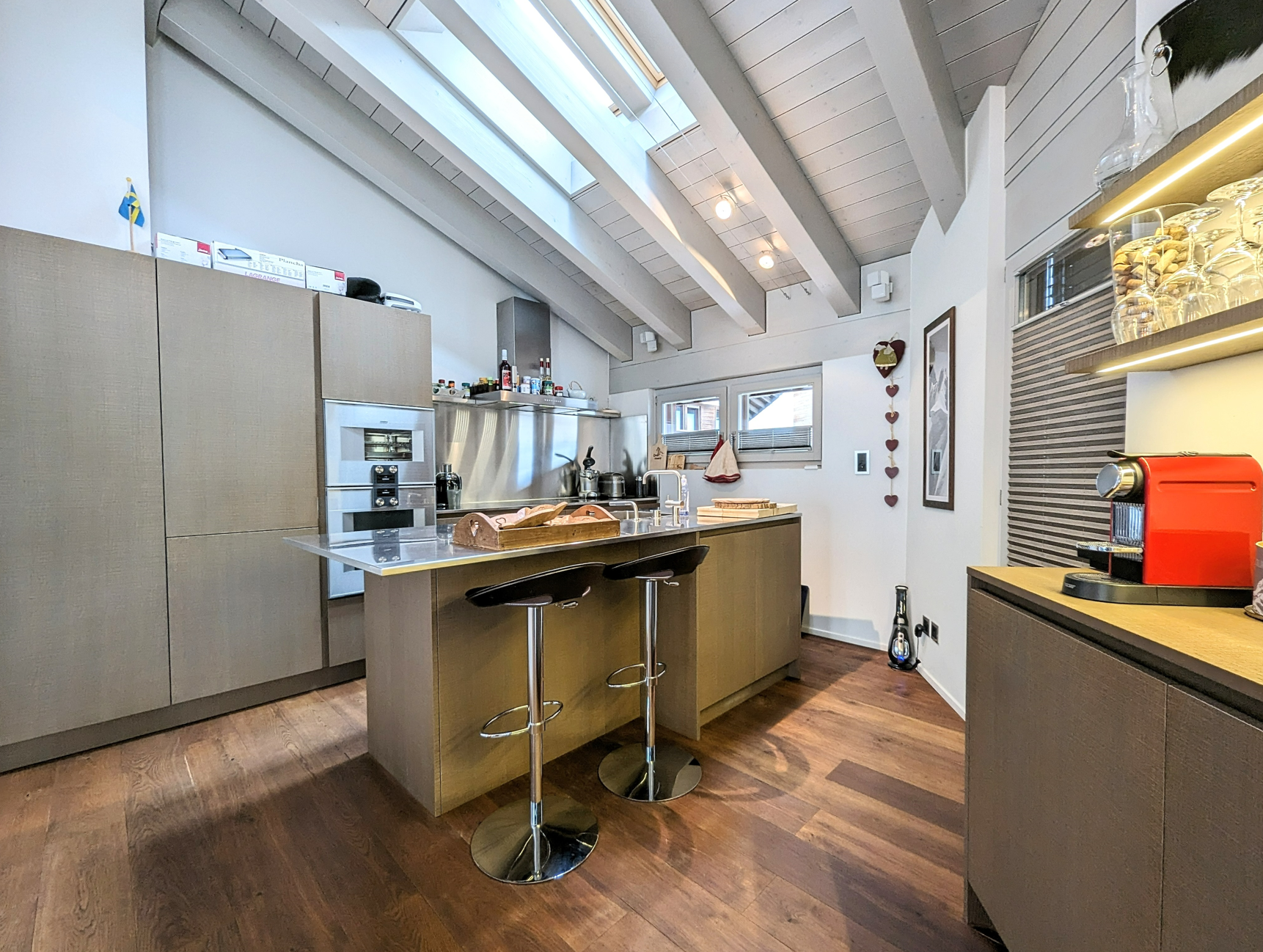 Moderne Dachgeschossküche mit Kochinsel