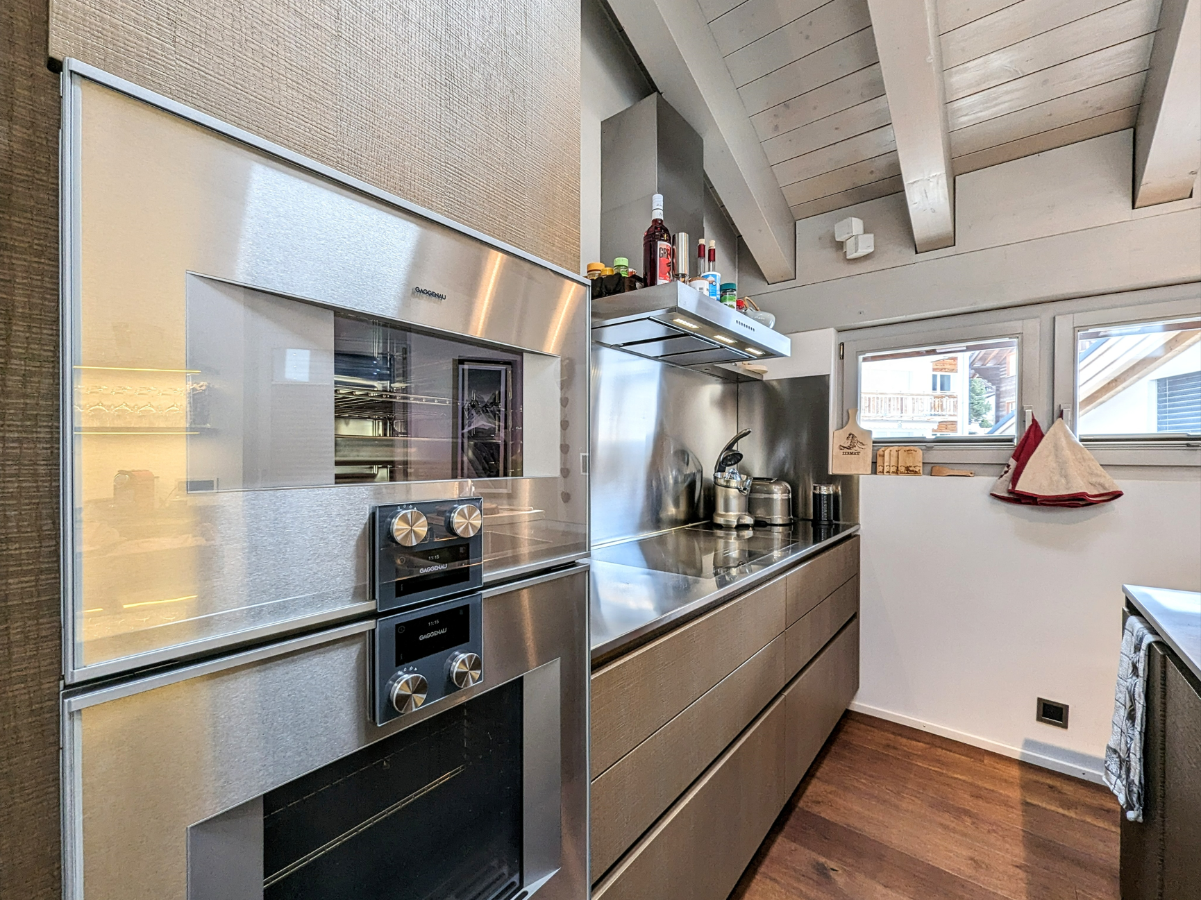 Moderne Küche mit hochwertigen Einbaugeräten