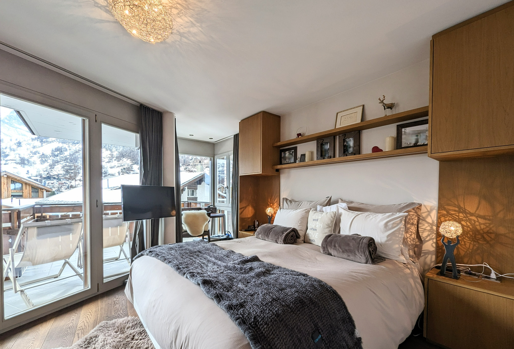 Helles Schlafzimmer mit Balkonblick