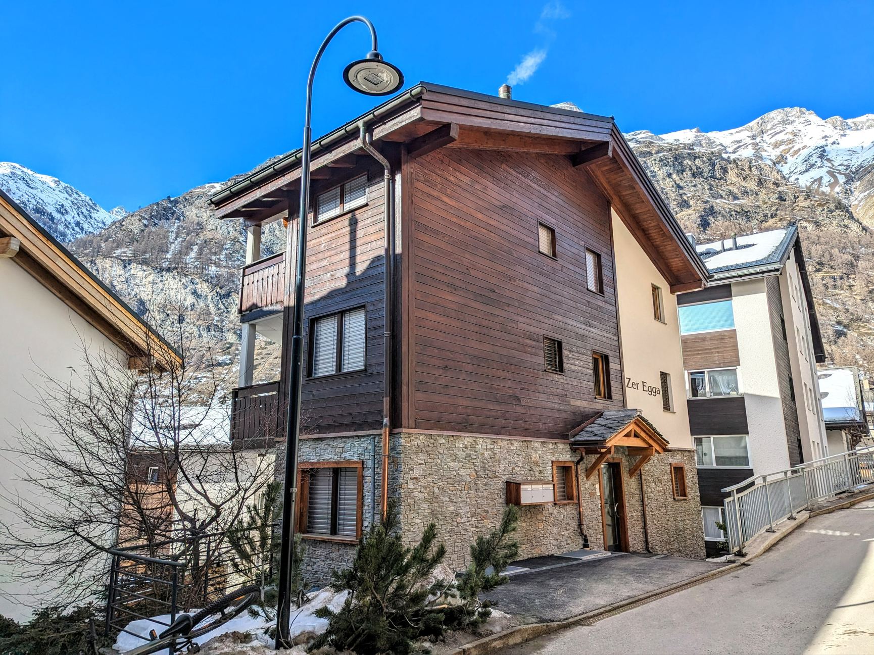 Bergchalet mit Holz- und Steinfassade