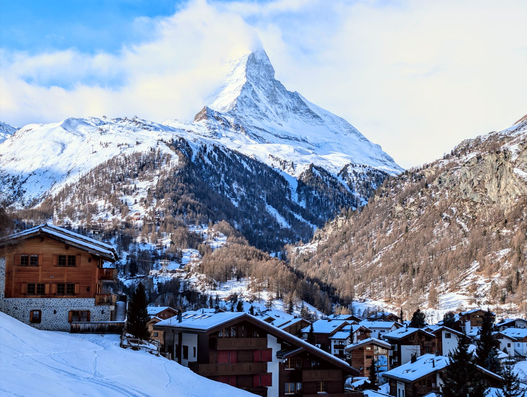 Alpenort mit Matterhorn-Blick