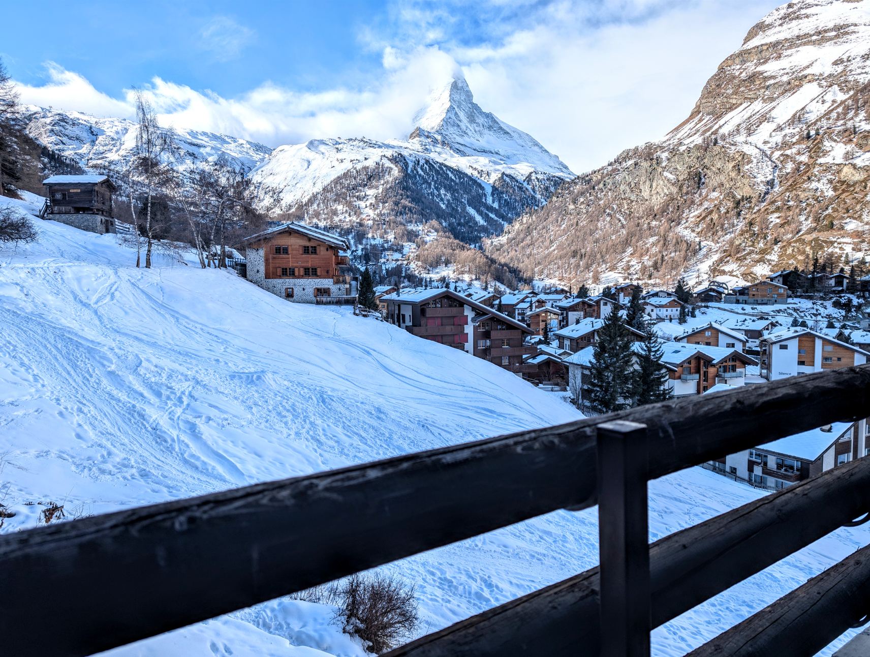 Schneebedecktes Bergdorf mit Matterhornblick