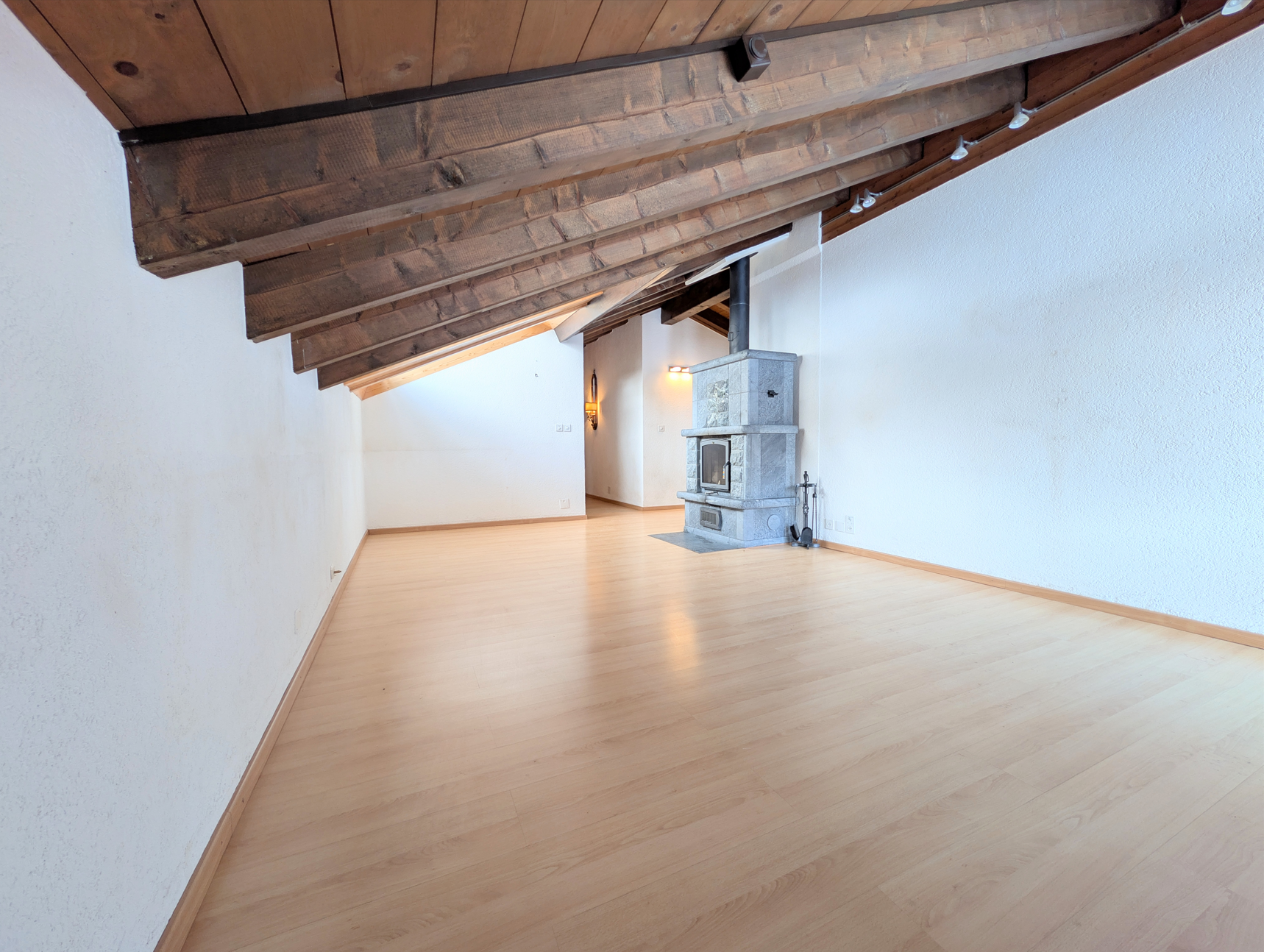 Heller Dachgeschossraum mit Kaminofen