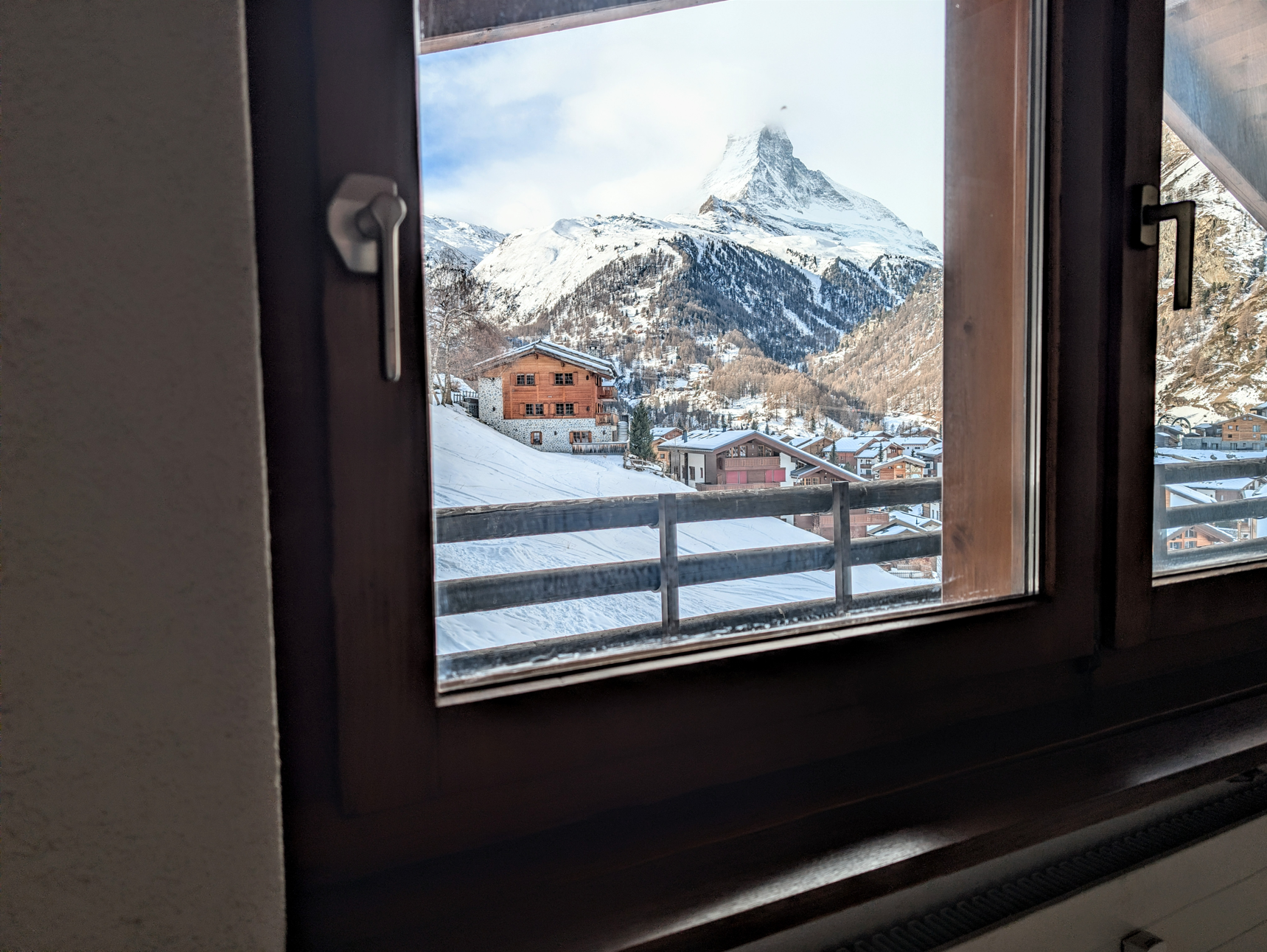 Schneebedeckter Bergblick aus einem Fenster