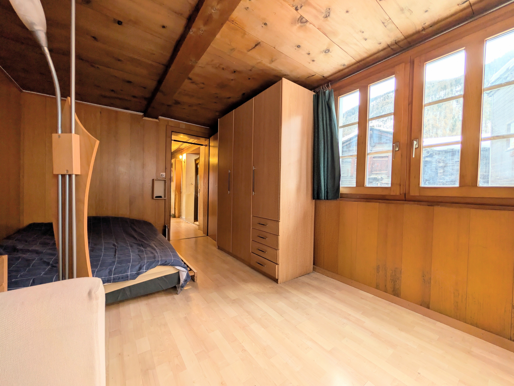Holzvertäfeltes Schlafzimmer mit Dachschräge