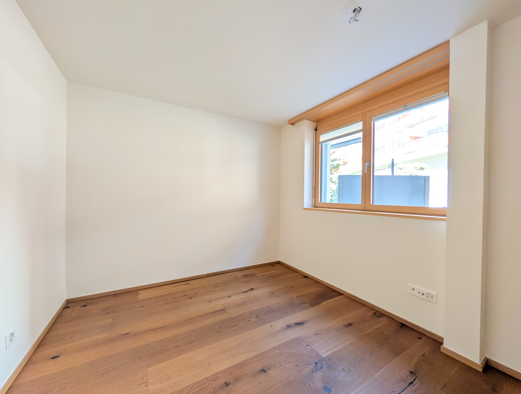 Leerer heller Raum mit Holzfenster