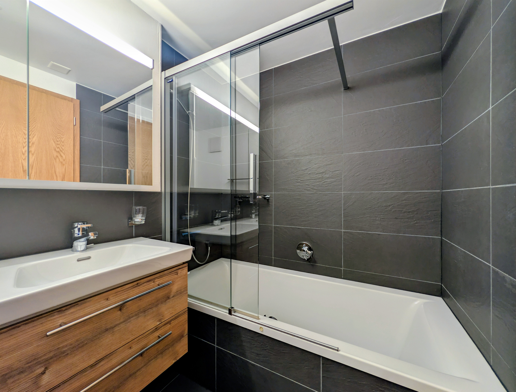 Modernes Badezimmer mit Badewanne und Waschtisch
