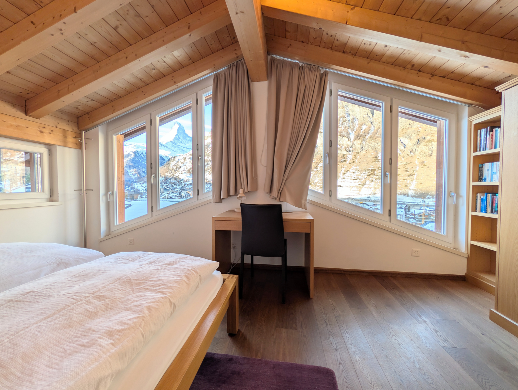 Helles Schlafzimmer im Dachgeschoss mit Bergblick