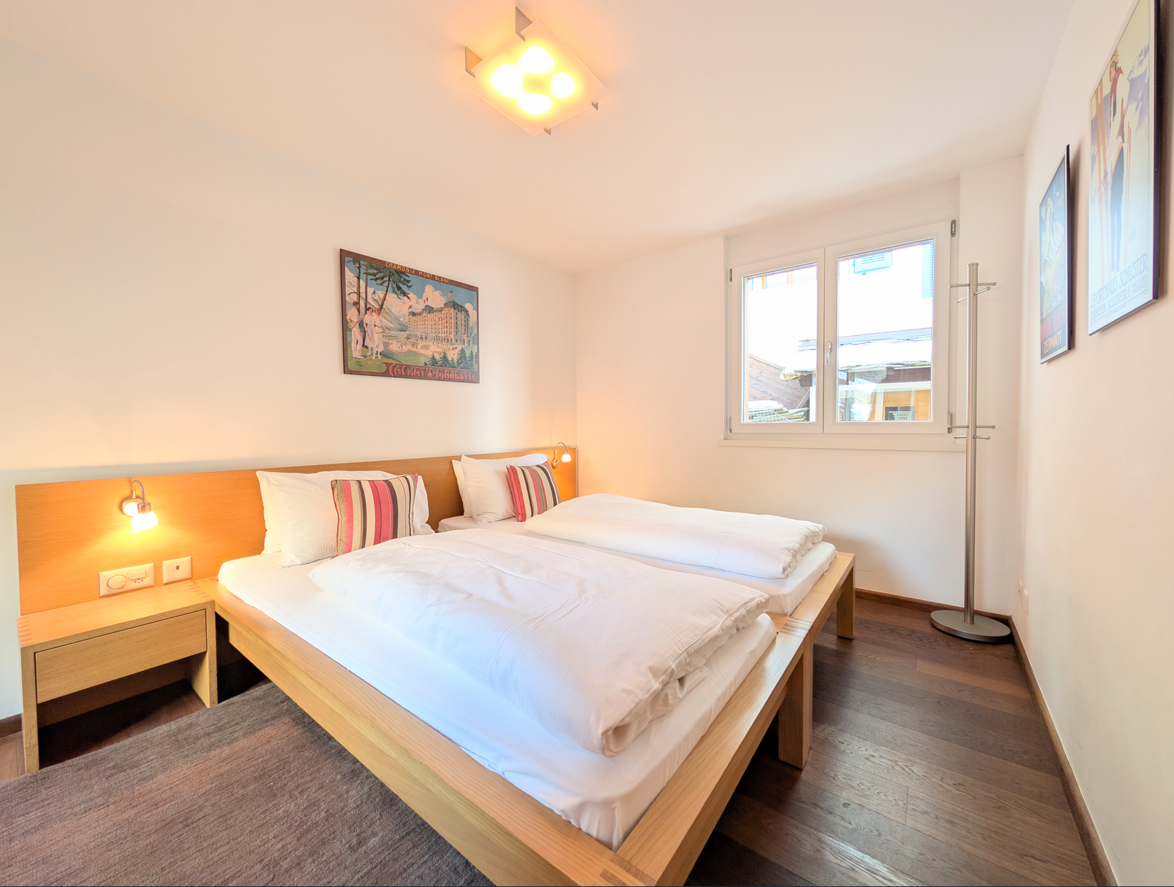 Helles Schlafzimmer mit Doppelbett