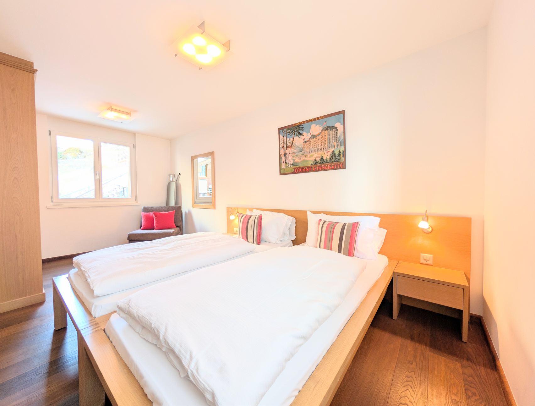 Helles Schlafzimmer mit Doppelbett