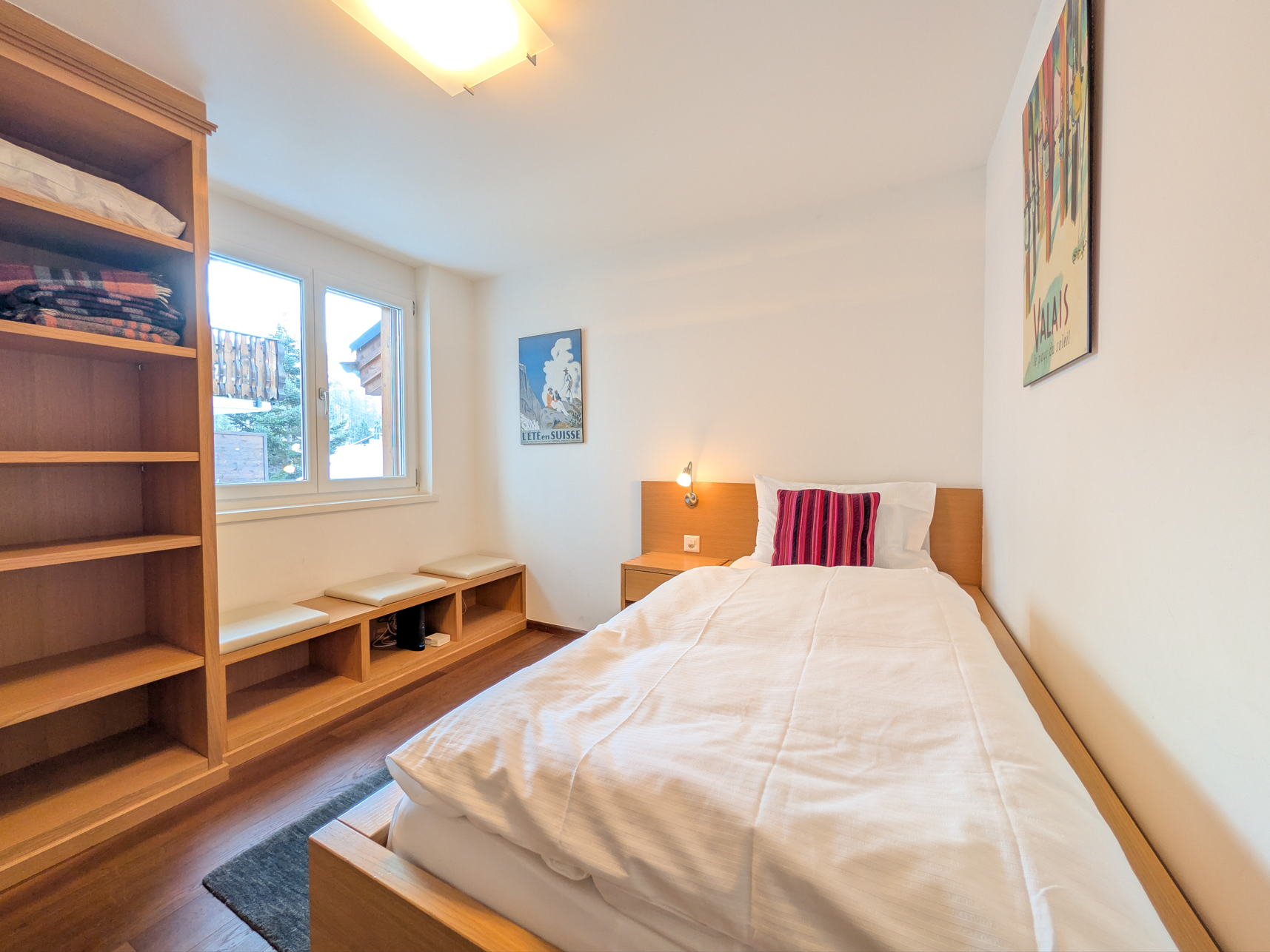 Helles Schlafzimmer mit Holzmöbeln