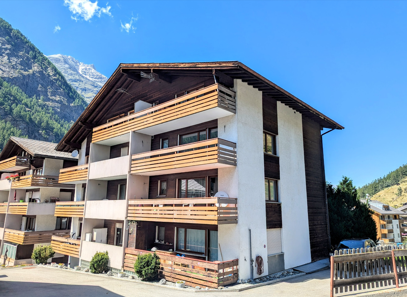 Alpen-Wohnhaus mit Balkonen