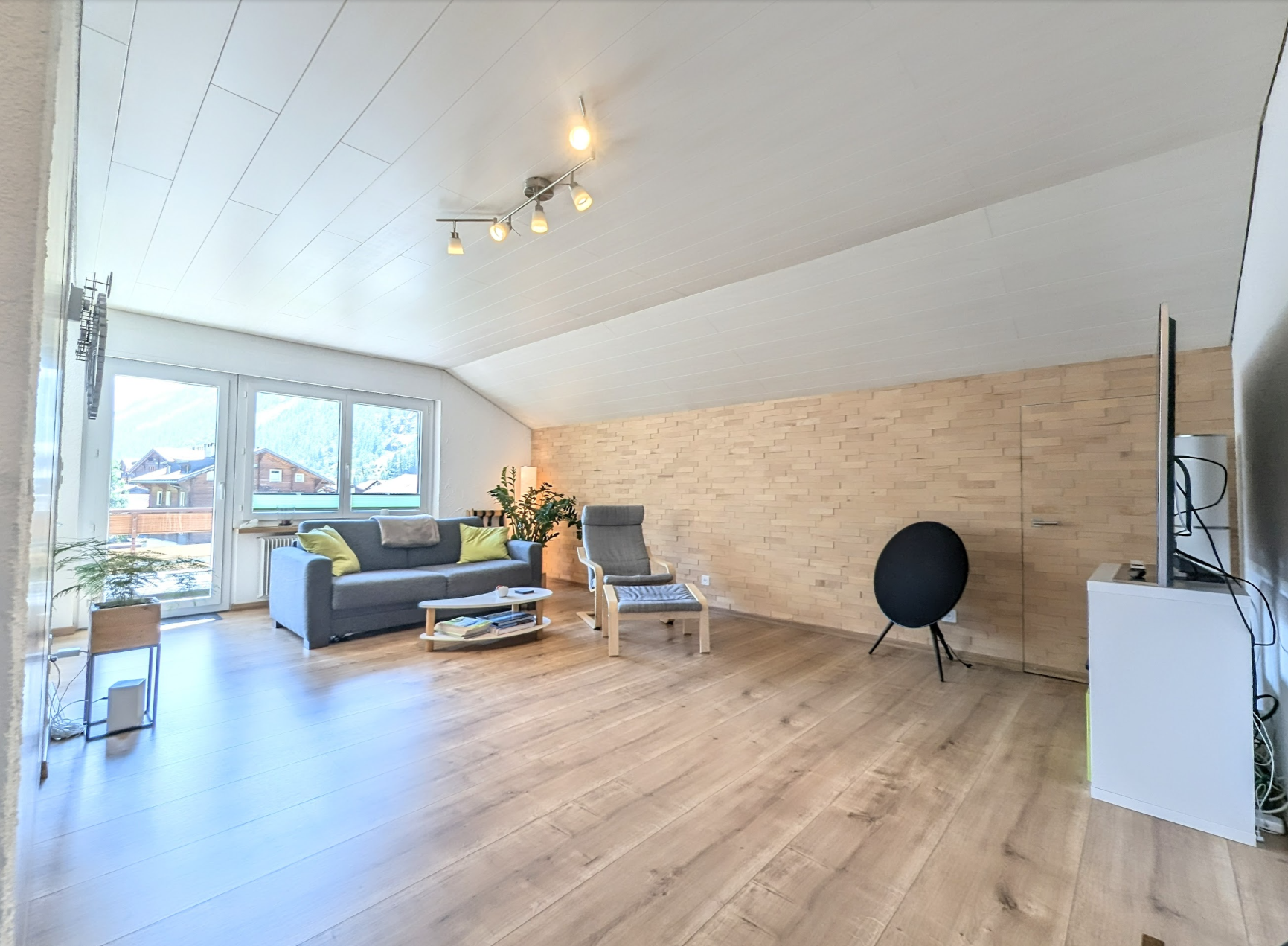 Helles Dachgeschoss-Wohnzimmer mit Holzoptik