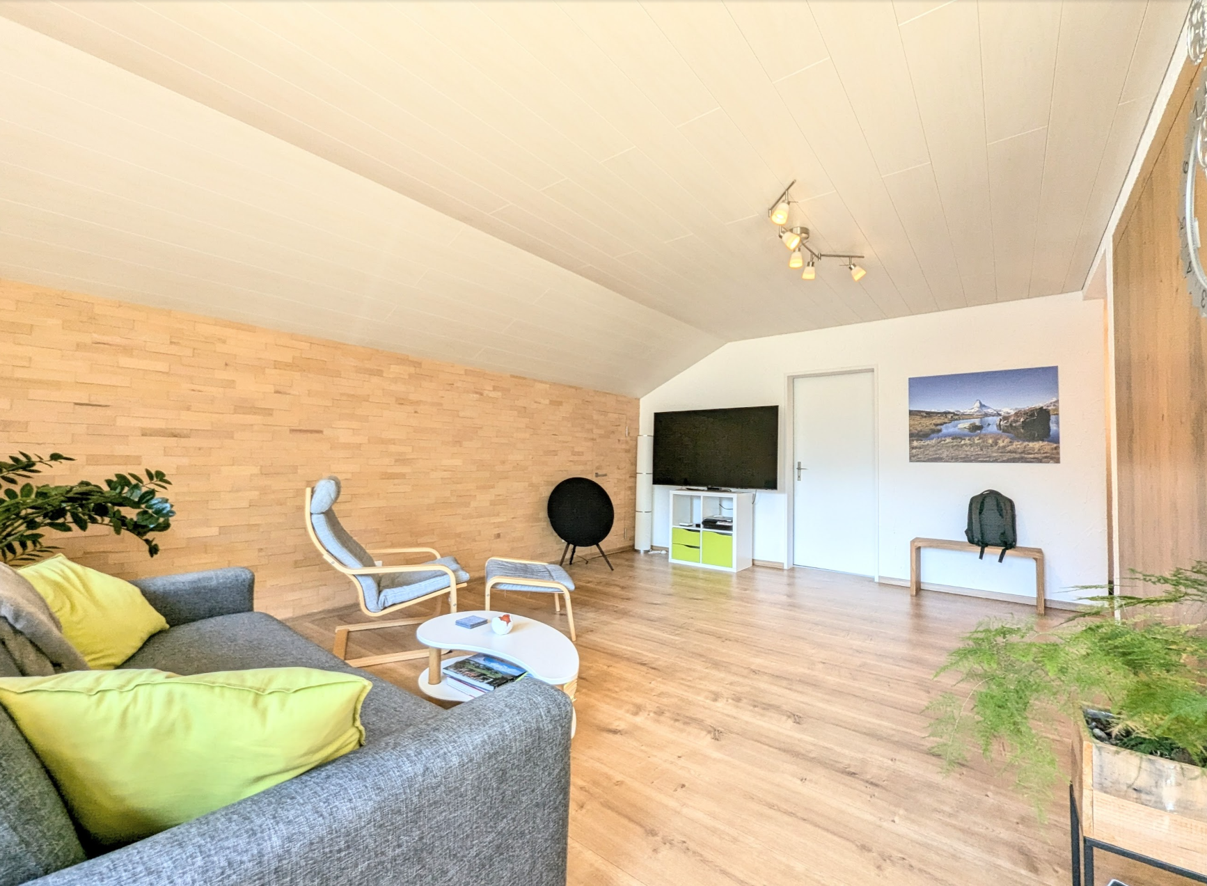 Helles Wohnzimmer mit Holzoptik