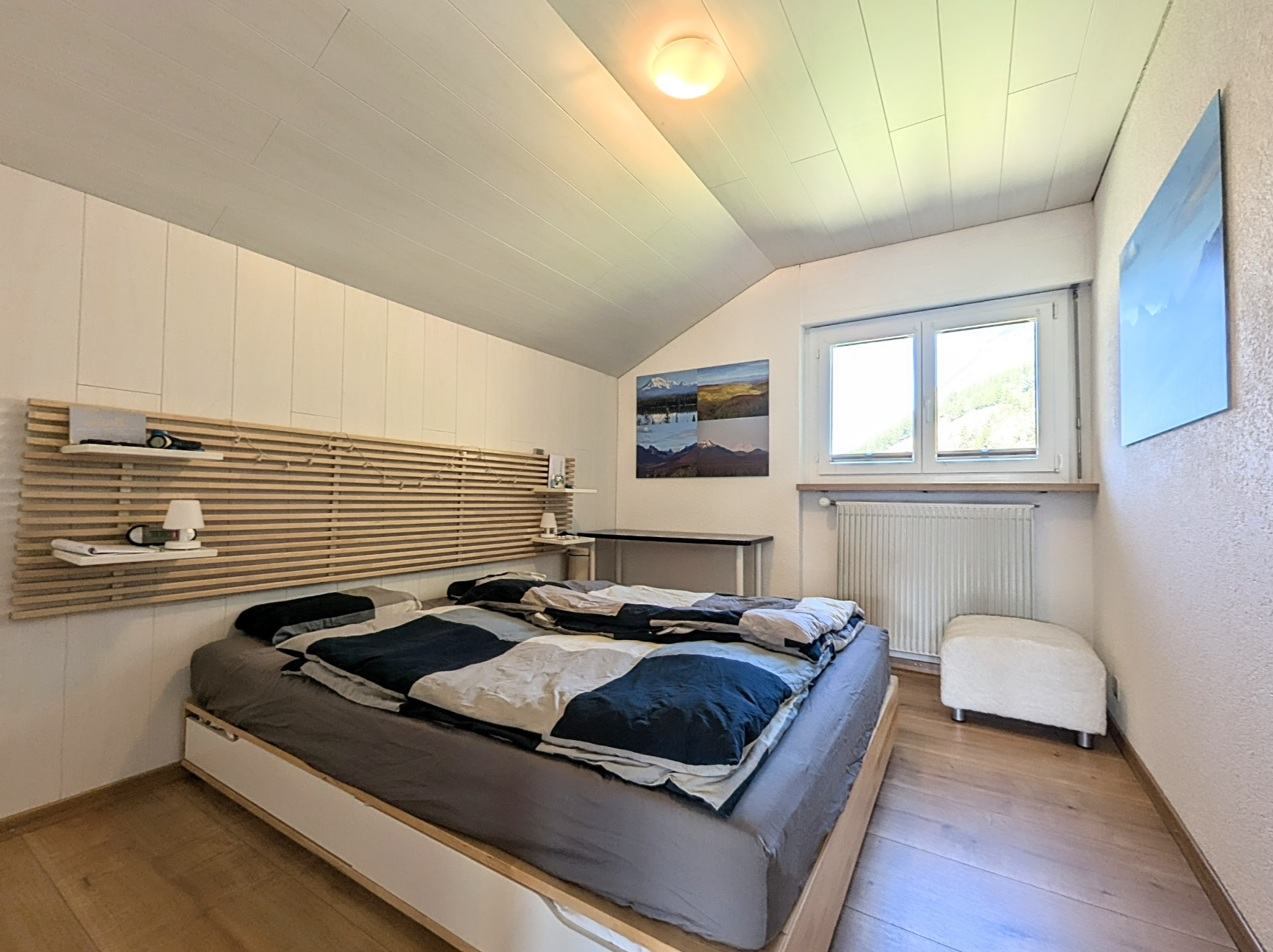Kleines Schlafzimmer mit Dachschräge