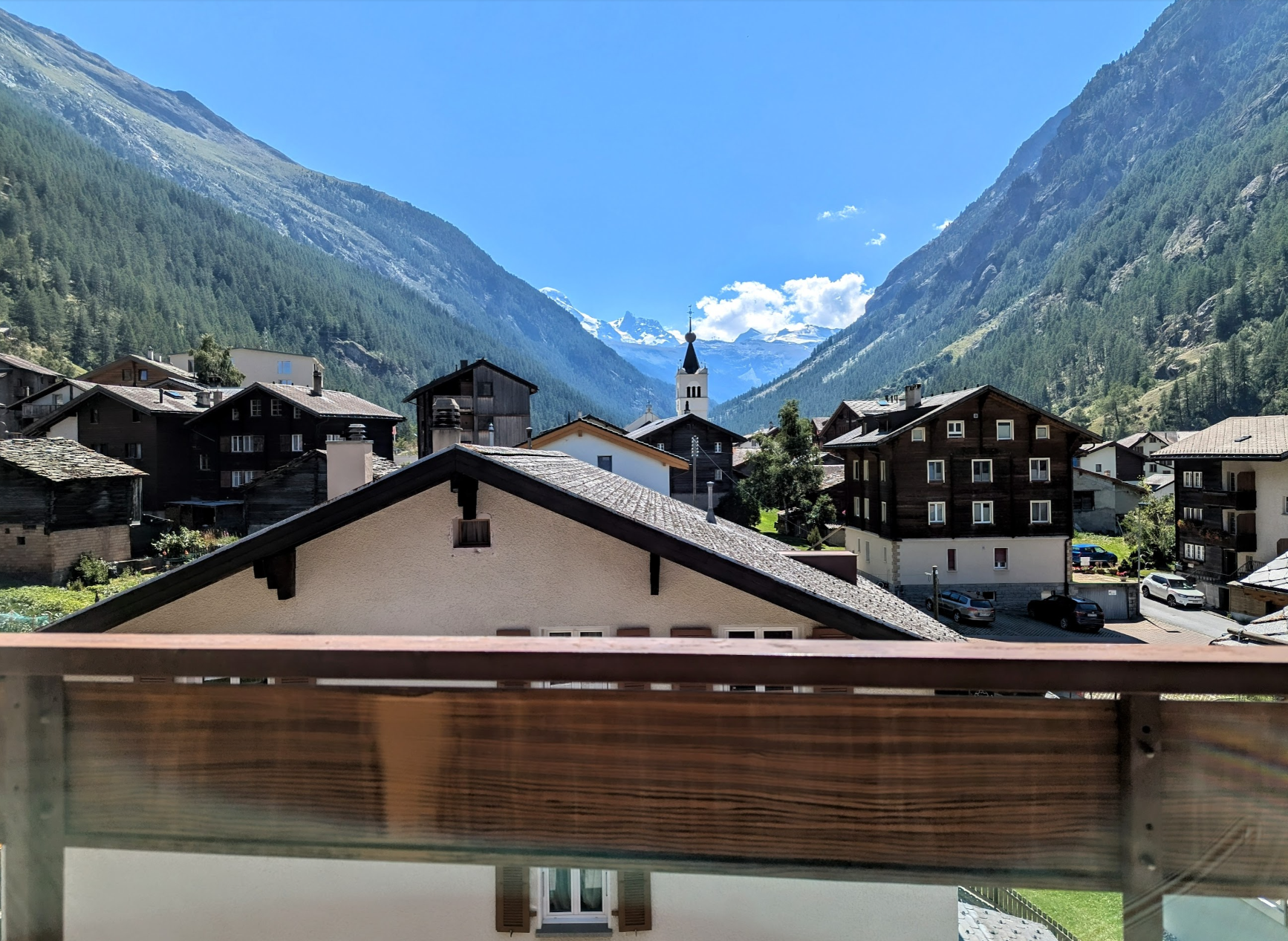 Alpenort mit Bergblick vom Balkon