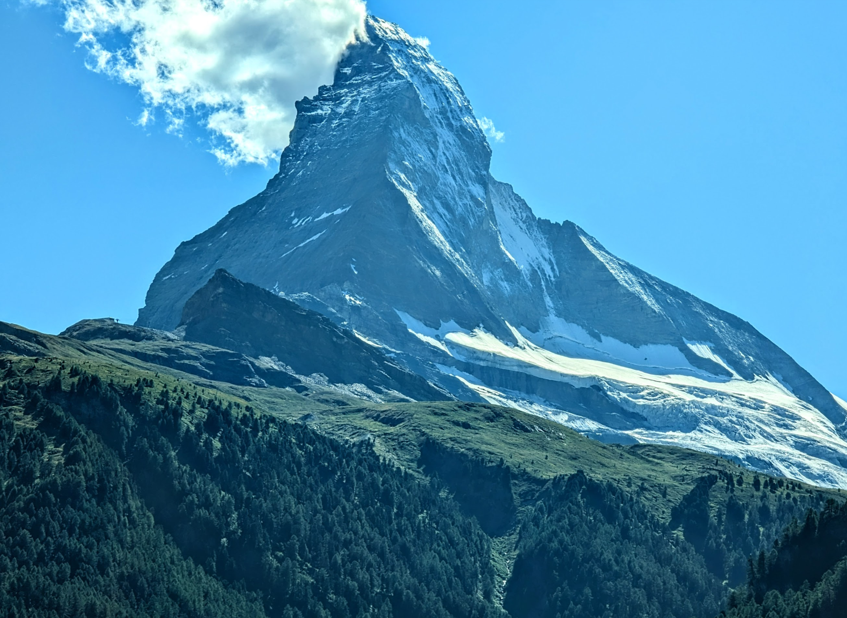 Berggipfel mit Schnee und Felswand