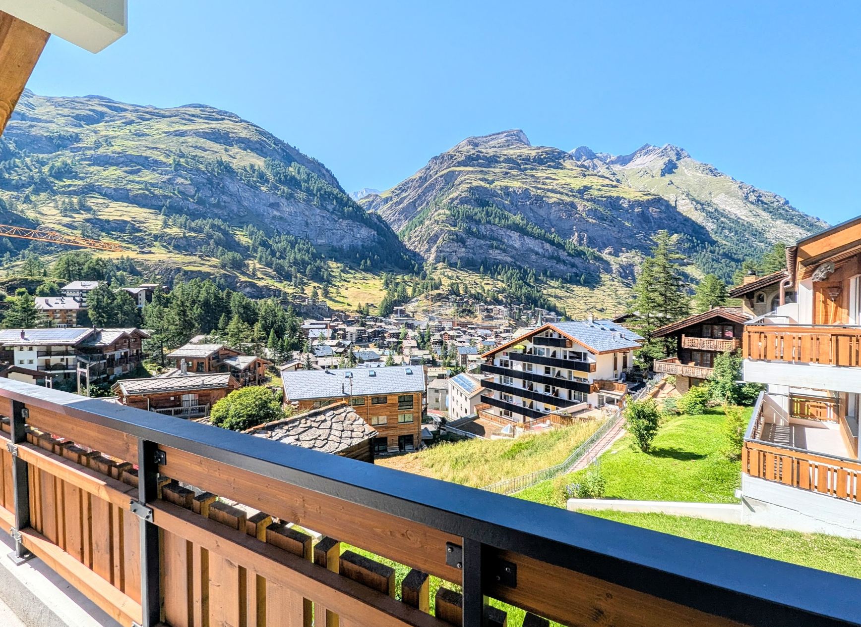 Balkon mit Berg- und Talblick