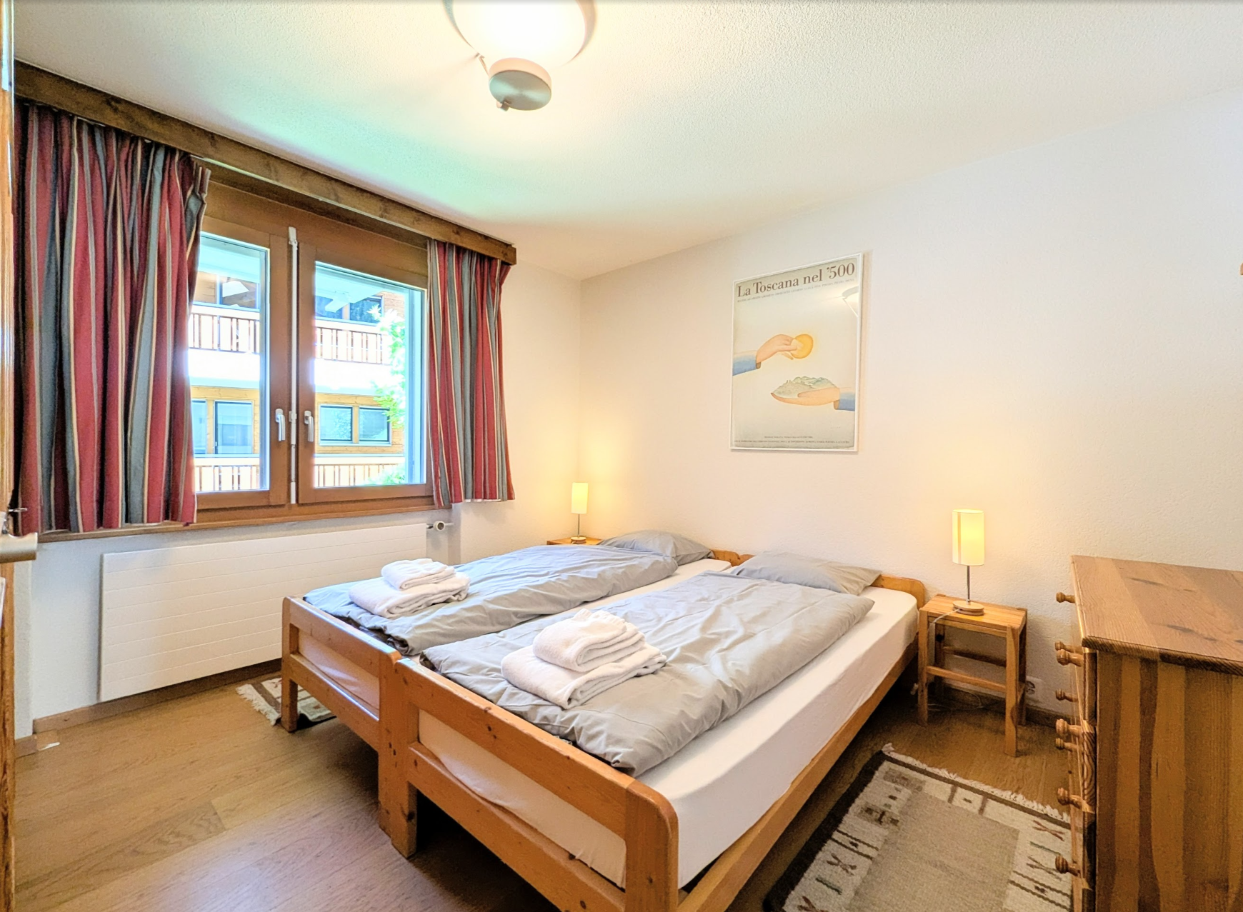 Helles Schlafzimmer mit Doppelbett
