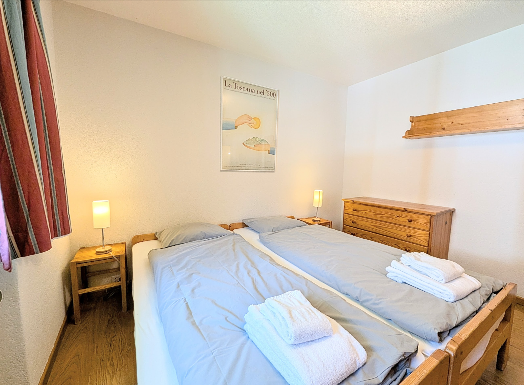 Gemütliches Schlafzimmer mit zwei Einzelbetten