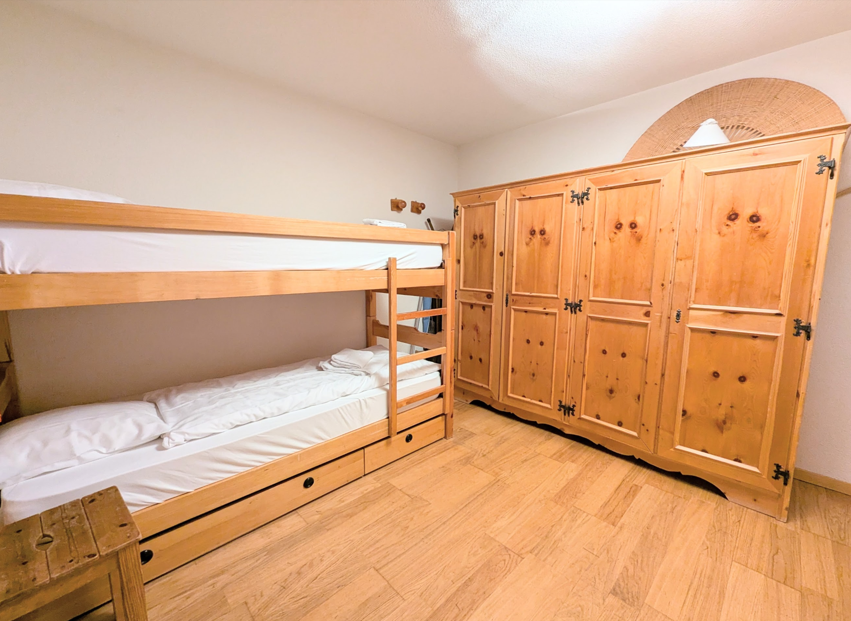 Doppelstockbett mit Holzschrank